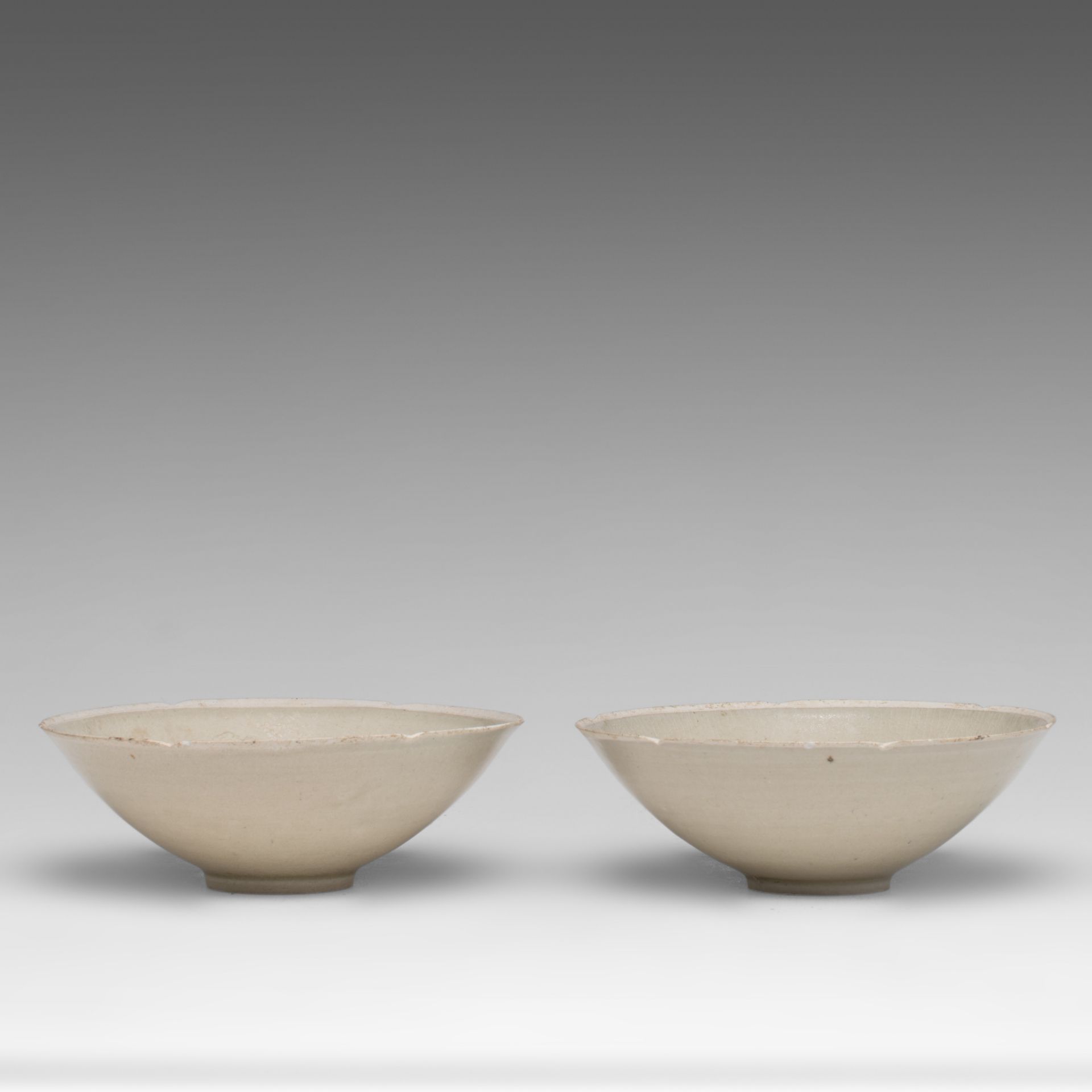 A pair of Chinese incised qingbai bowls, Song-Ming dynasty, dia 20 - H 7,3 cm - Image 6 of 8