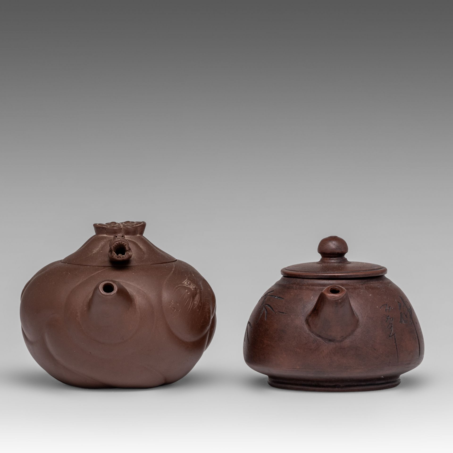 Two Chinese zhisha teapots, 20thC, L 17 - H 10,5 cm / L 20,5 - H 11,5 cm - Bild 5 aus 9