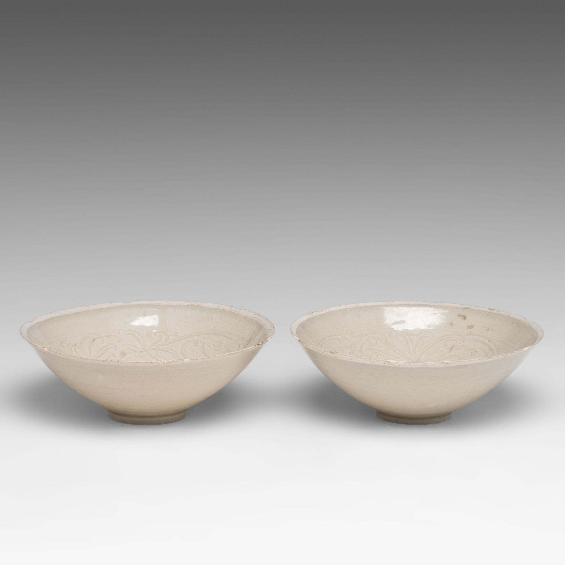 A pair of Chinese incised qingbai bowls, Song-Ming dynasty, dia 20 - H 7,3 cm - Image 4 of 8