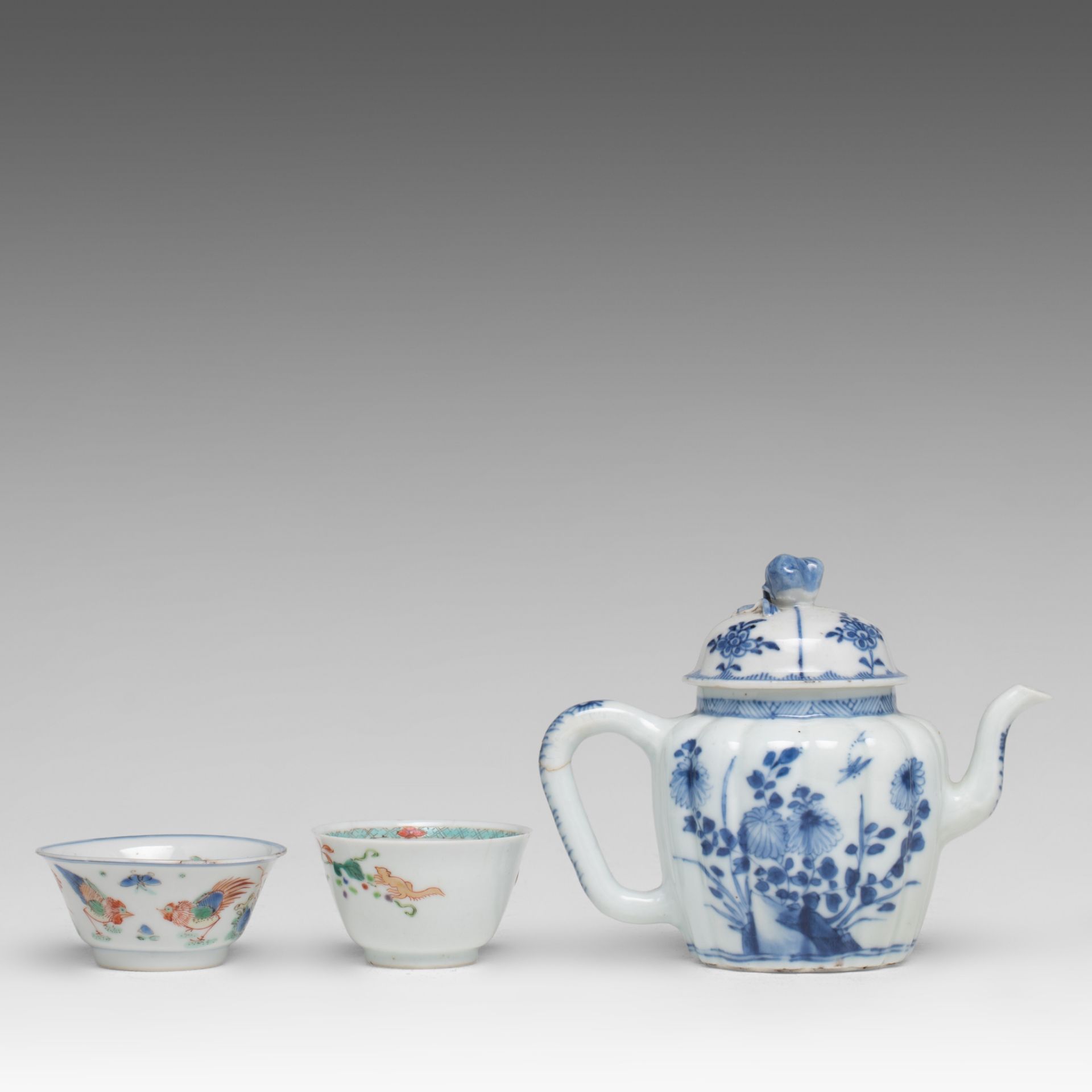 A small collection of Chinese tea ware, incl. a famille verte 'Cockerel' teacup, Yonghzeng/Qianlong - Bild 3 aus 6