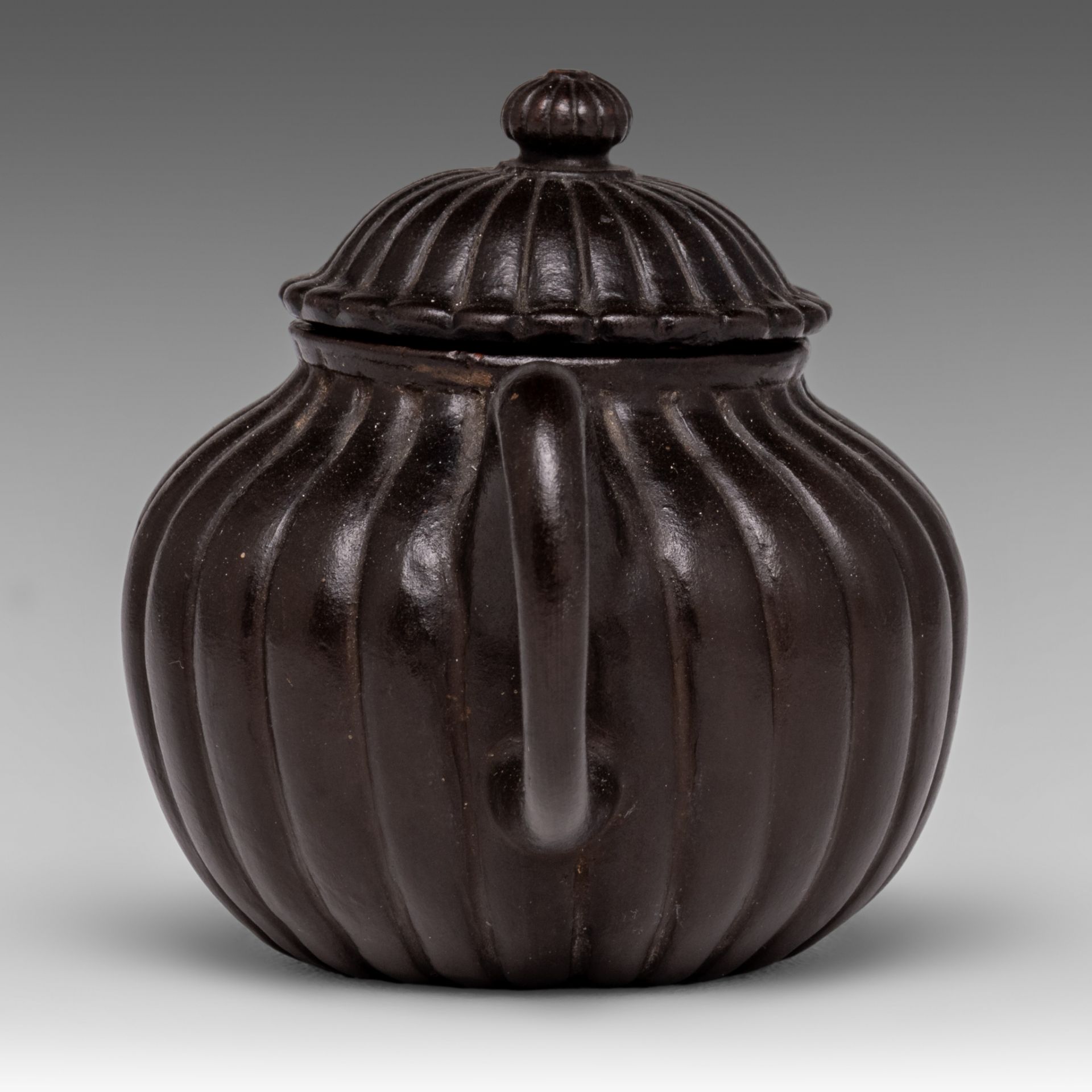 A Chinese ribbed melon-shaped zisha teapot, signed, 20thC, H 7 - L 12 cm- added a Cizhou ware saucer - Image 6 of 10