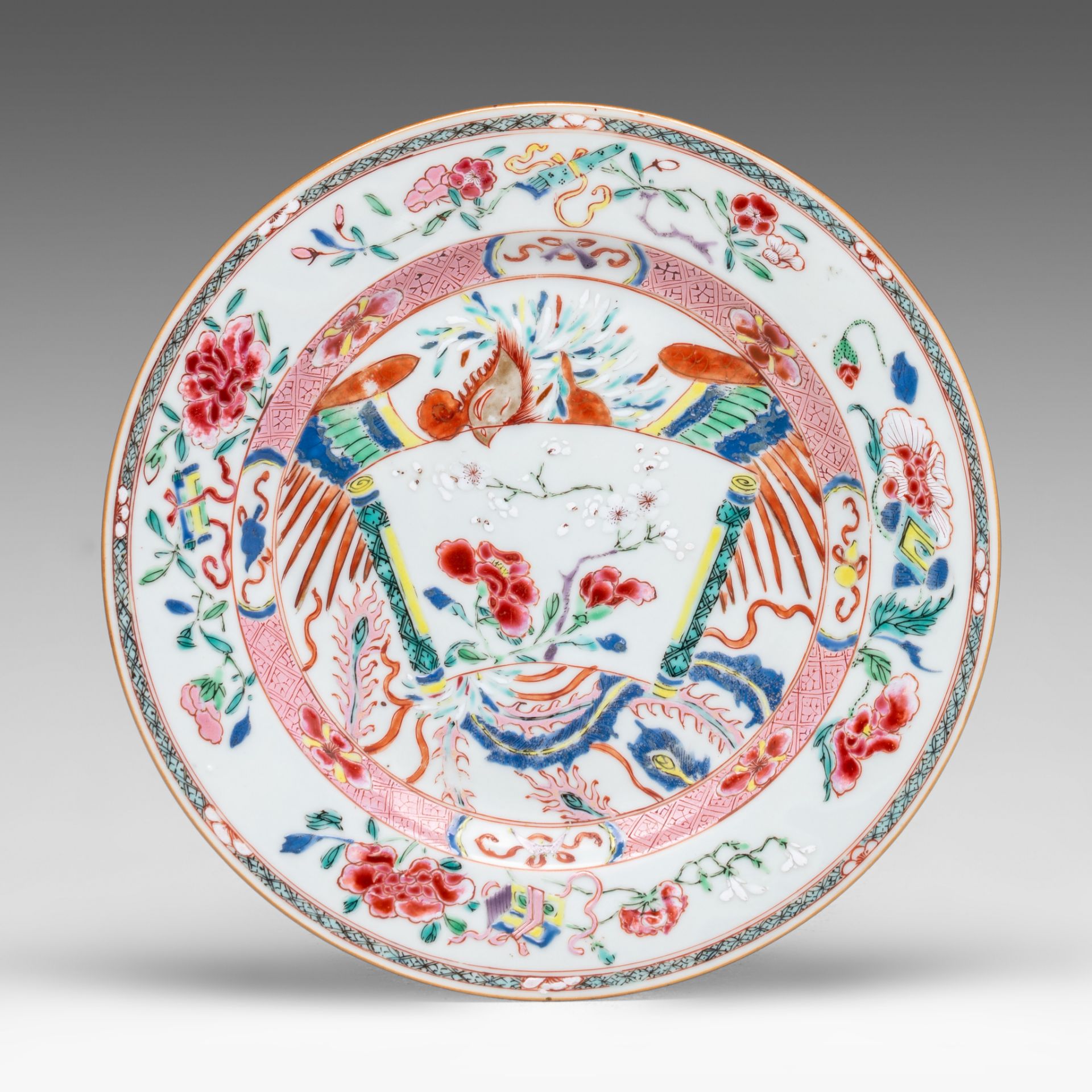 A unique series of five Chinese famille rose 'Phoenix holding a scroll' dishes, Qianlong period, dia - Bild 6 aus 7