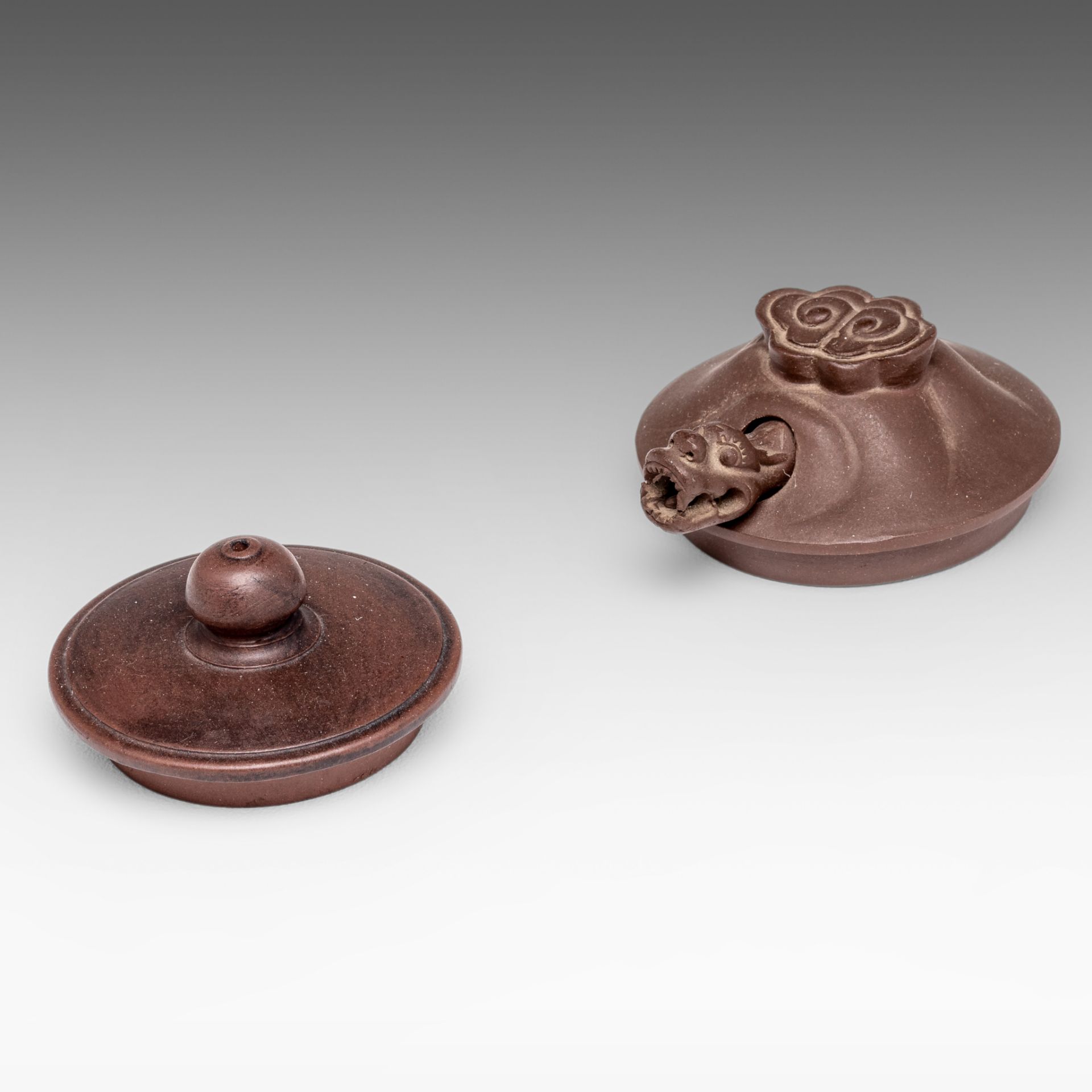 Two Chinese zhisha teapots, 20thC, L 17 - H 10,5 cm / L 20,5 - H 11,5 cm - Bild 8 aus 9