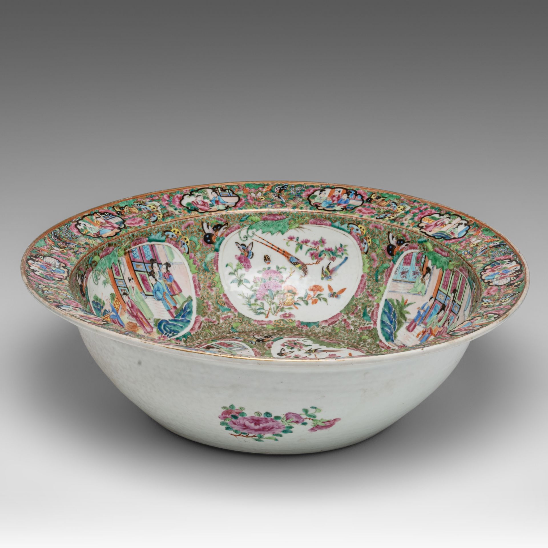 A Chinese Canton famille rose basin bowl, 19thC, dia 47 - H 14,5 cm - Bild 4 aus 9