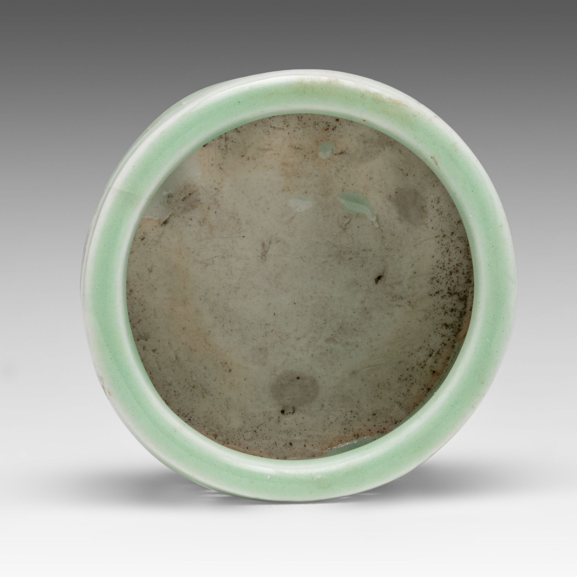 A Chinese celadon glazed reticulated 'Flower' tripod censer, H 6,2 cm - Bild 6 aus 7