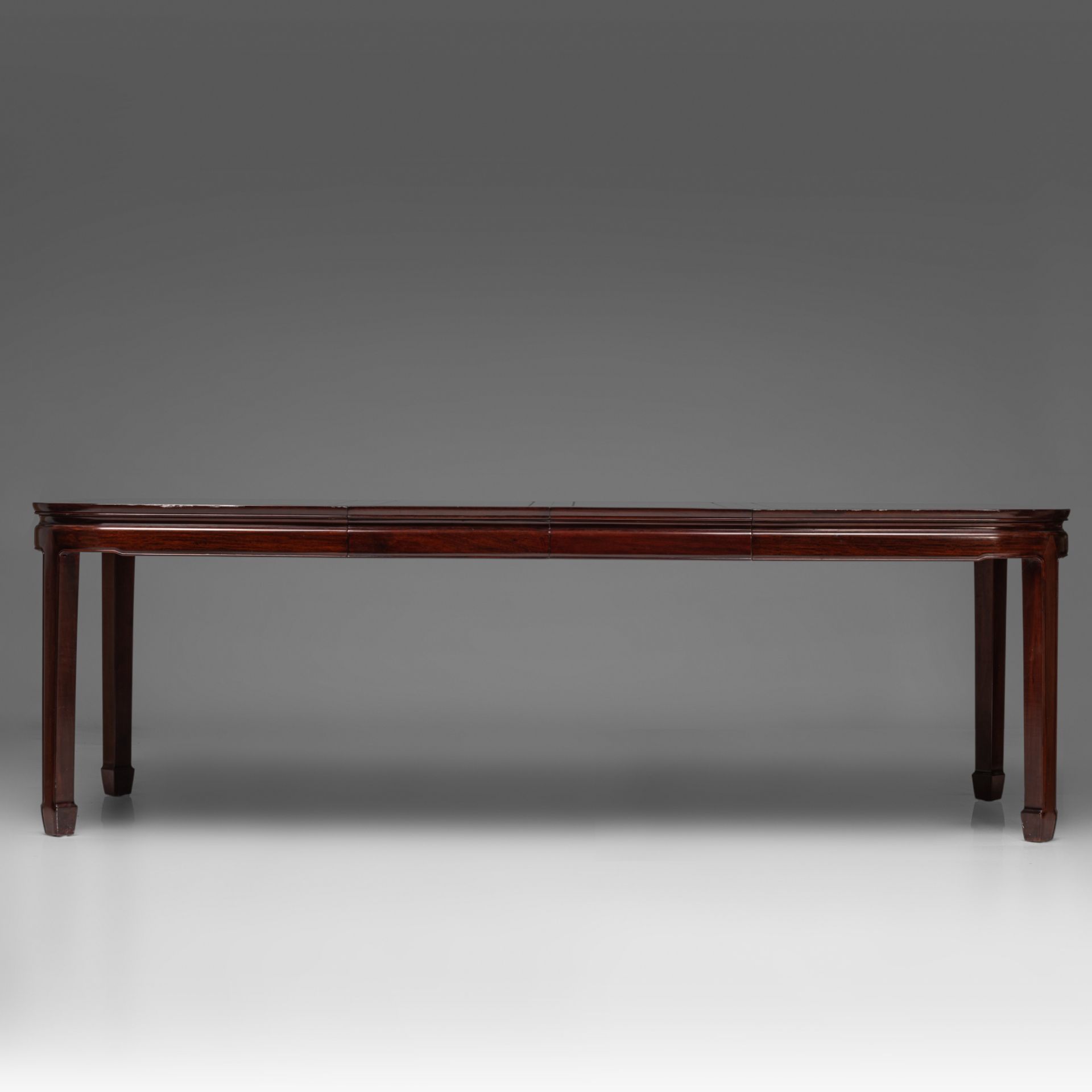 A Chinese rosewood dinner ensemble: dinner table (incl. extend) and ten chairs, 20thC, H 76 - 240 x - Bild 16 aus 18