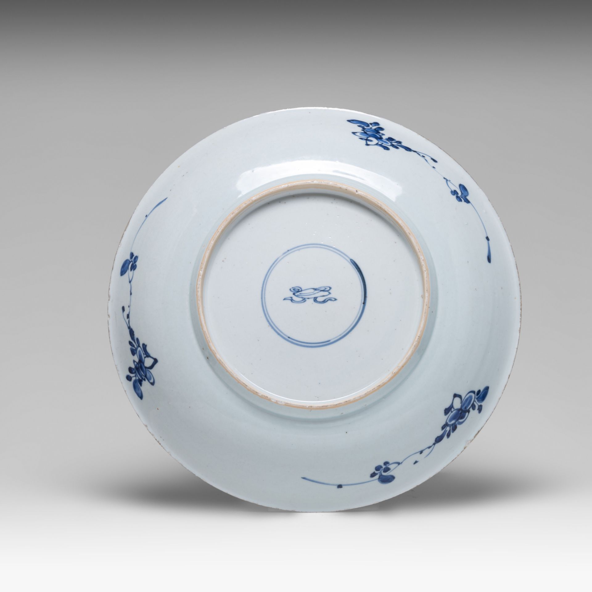 A Chinese blue and white reverse decorated 'Peony pattern' charger, Kangxi period, dia 39 cm - added - Bild 5 aus 5