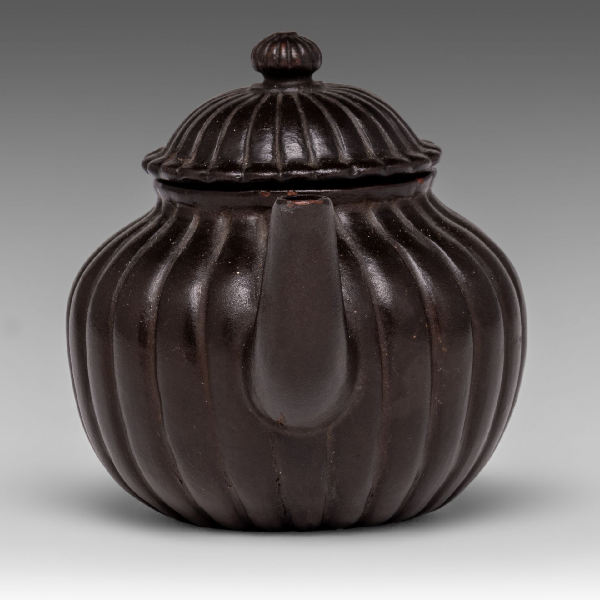 A Chinese ribbed melon-shaped zisha teapot, signed, 20thC, H 7 - L 12 cm- added a Cizhou ware saucer - Image 8 of 10