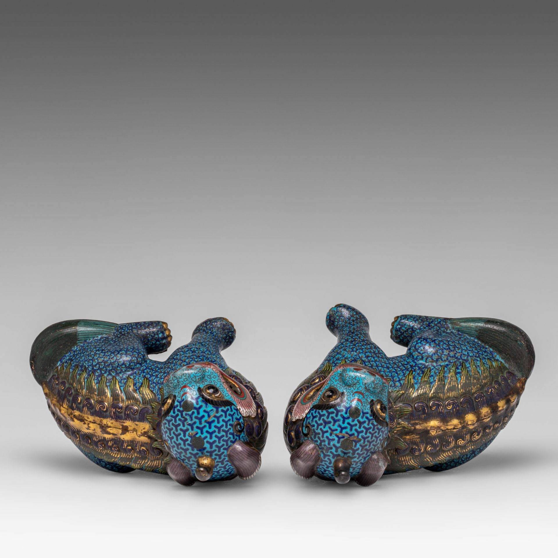 A pair of Chinese cloisonne enamelled figures of a Qilin, late Qing, L 20 - H 21 cm - Weight g - Image 6 of 7