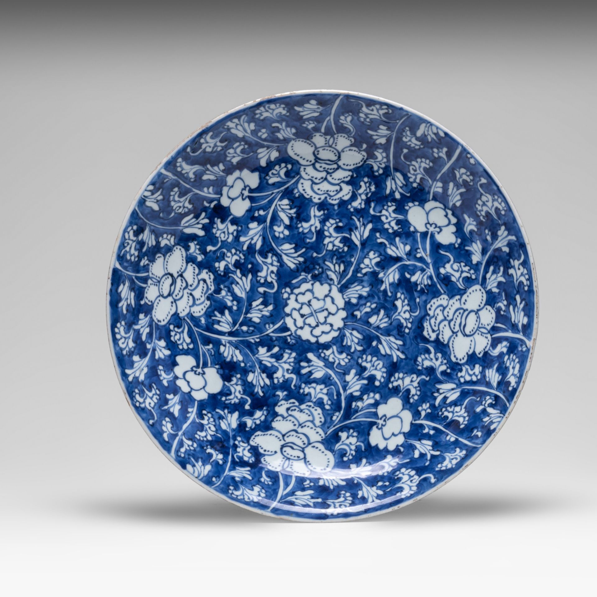 A Chinese blue and white reverse decorated 'Peony pattern' charger, Kangxi period, dia 39 cm - added - Bild 4 aus 5