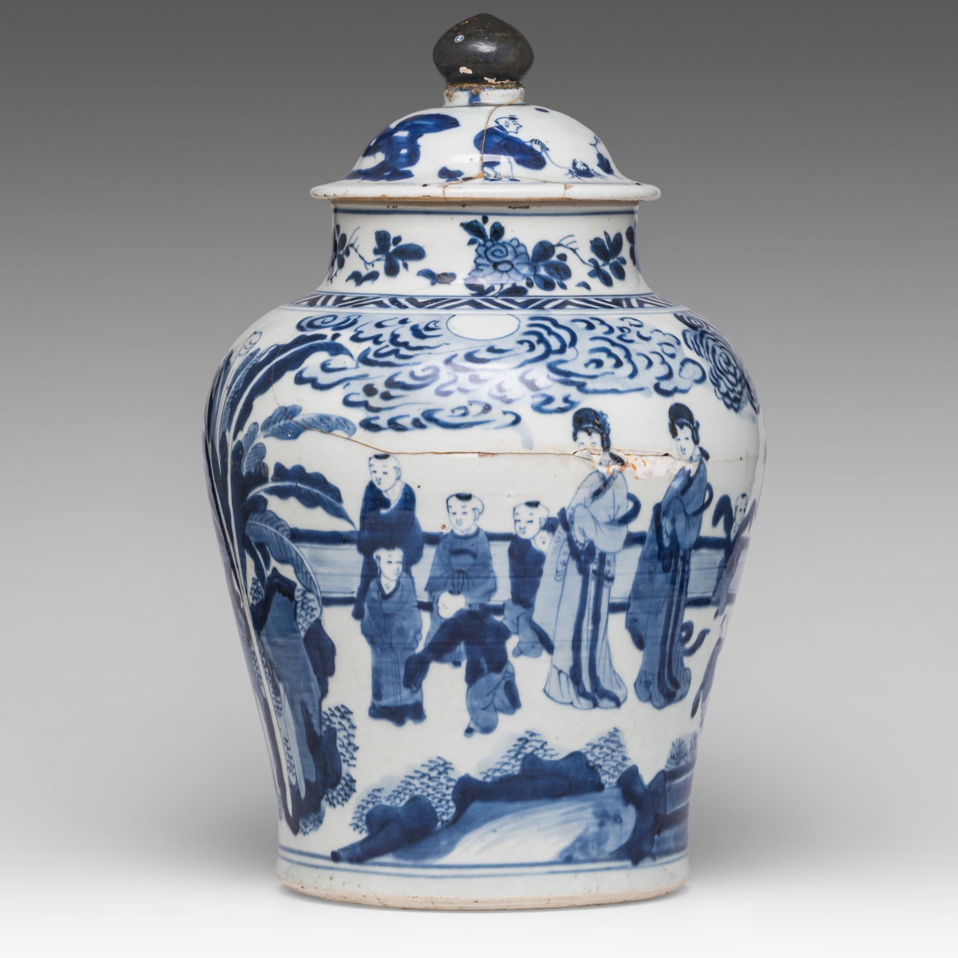 A Chinese Ming style blue and white 'Long Elisa' baluster jar and cover, Transitional/ Chongzheng pe - Bild 4 aus 8
