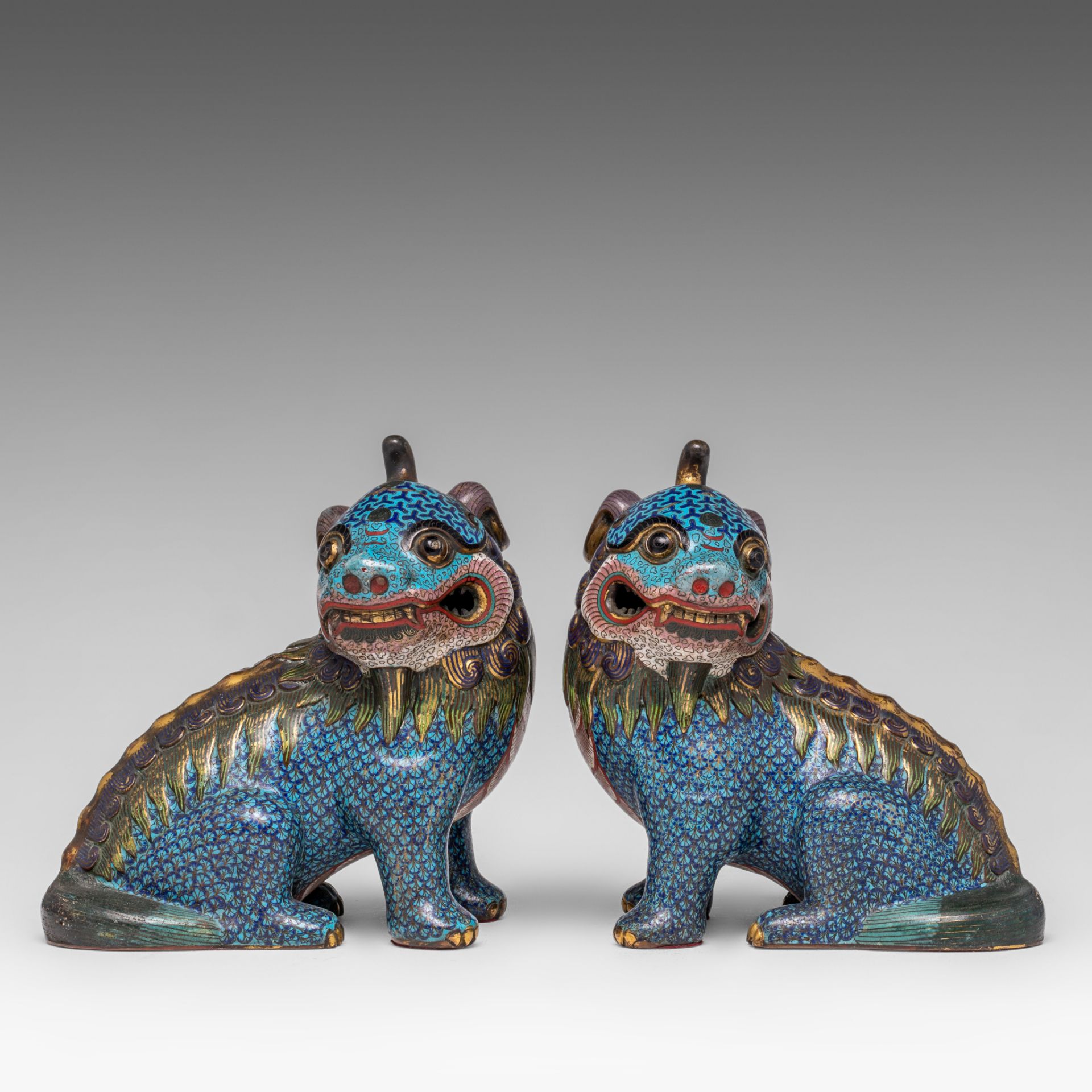 A pair of Chinese cloisonne enamelled figures of a Qilin, late Qing, L 20 - H 21 cm - Weight g - Image 2 of 7