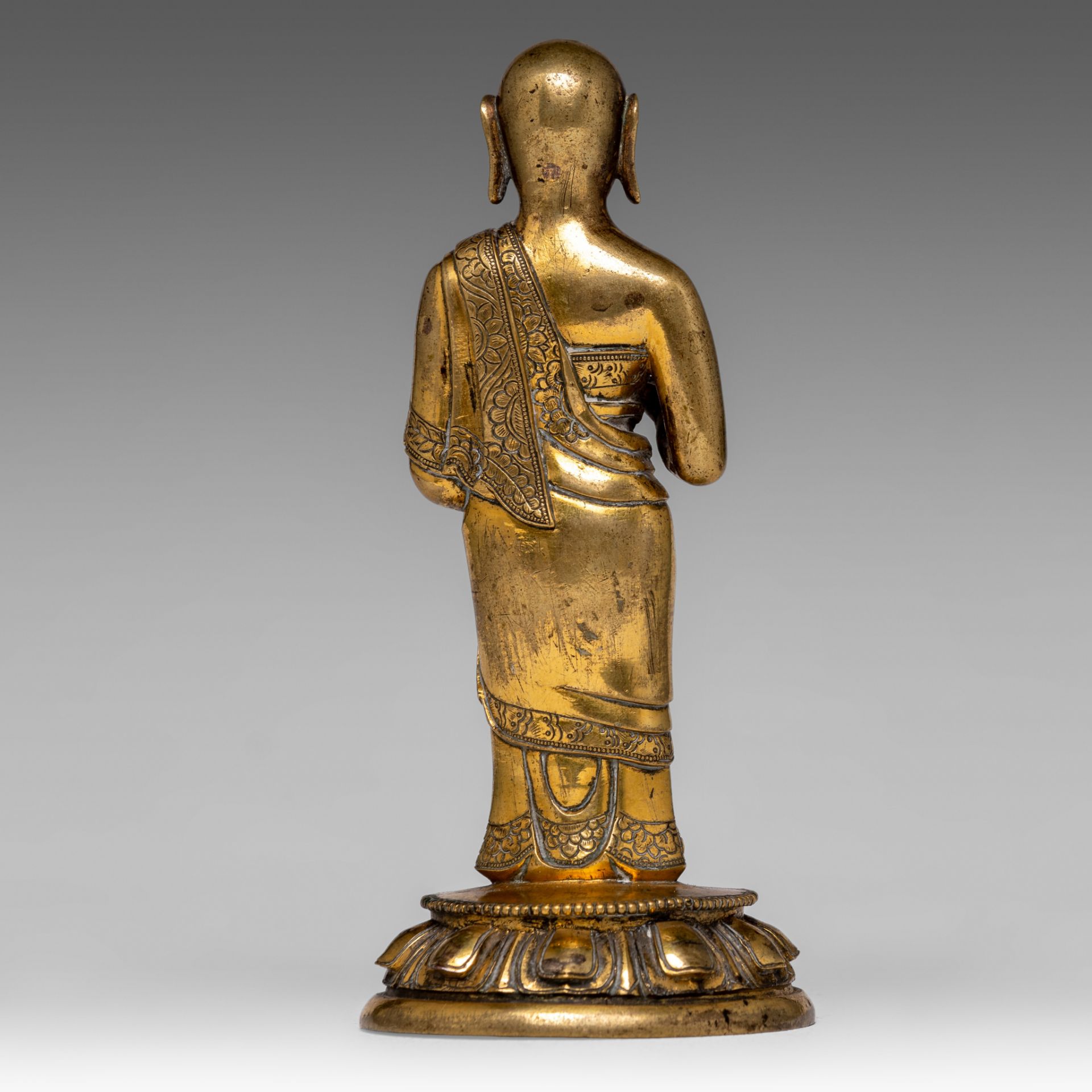 A Chinese-Tibetan gilt bronze figure of an Arhat, 18thC, H 15,5 cm - Bild 4 aus 7
