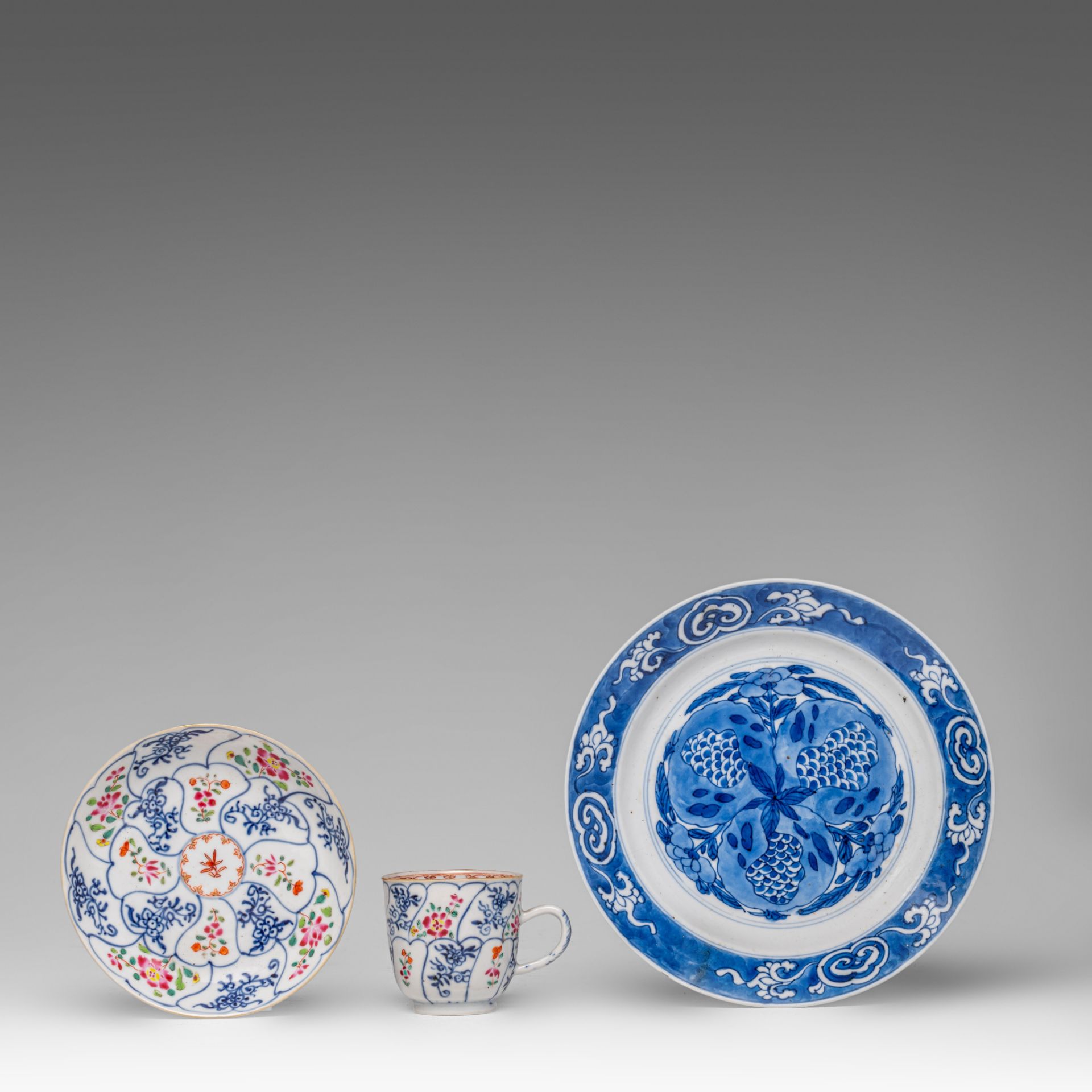Three sets of Chinese famille rose export porcelain cups and saucers, Yongzheng and Qianlong period - Bild 2 aus 9