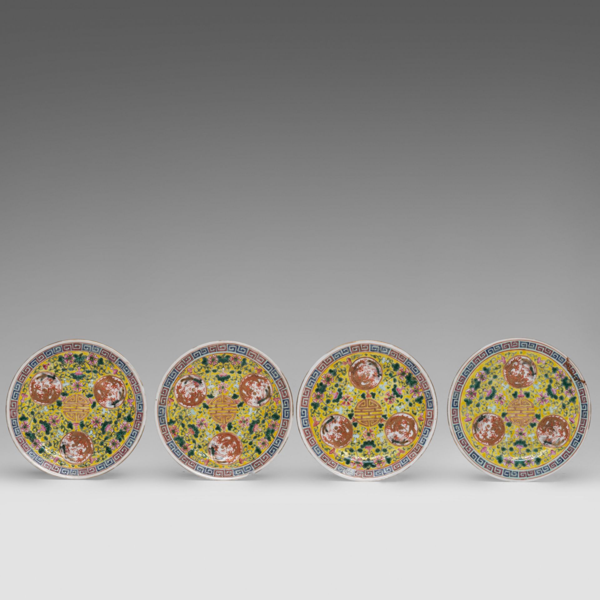 A collection of Chinese famille rose ware, 19thC and 20thC, H 18,5 - 20,5 - dia 15 cm - Bild 11 aus 12
