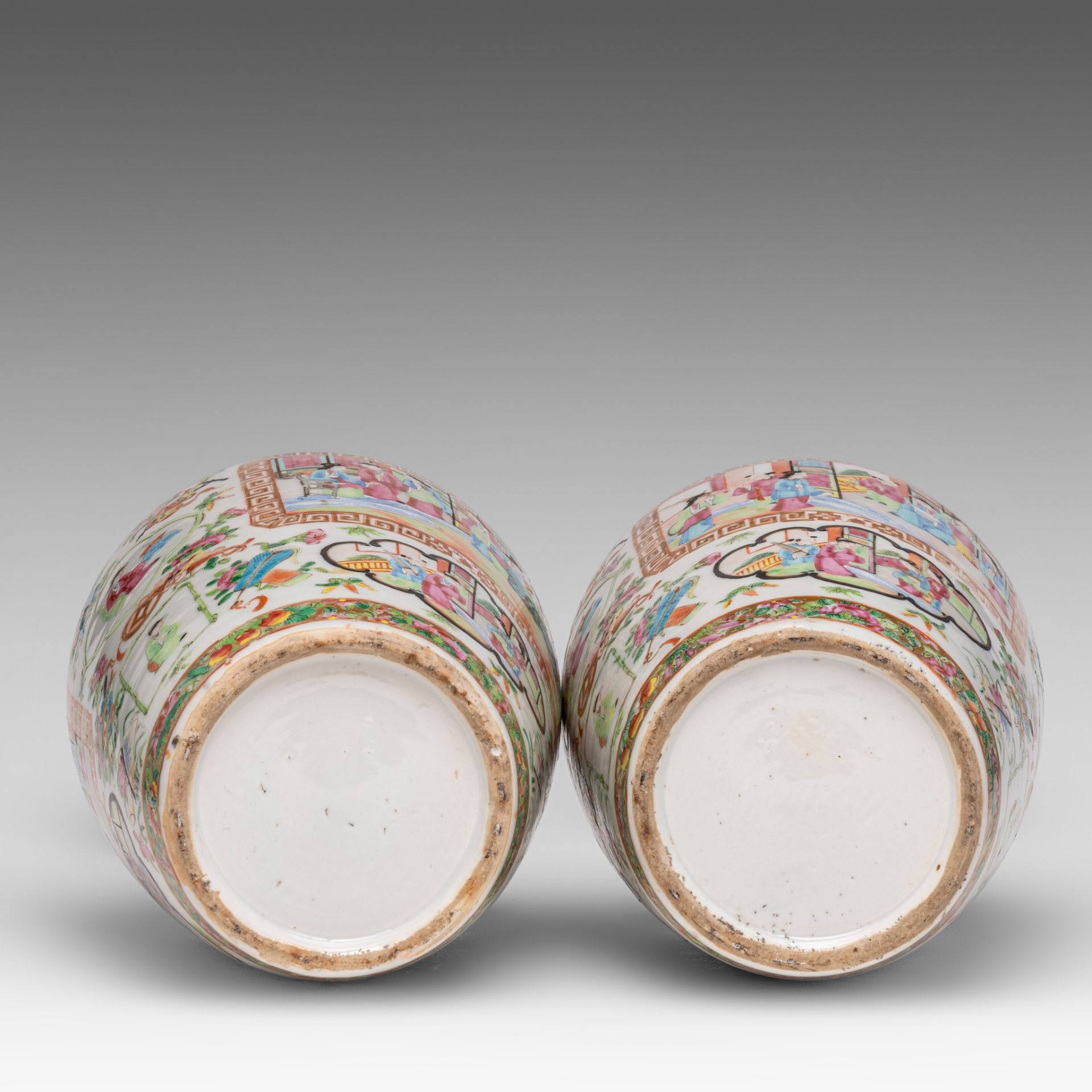 A similar pair of Chinese Canton famille rose on white ground vases, 19thC, H 34,8 cm - Bild 6 aus 6