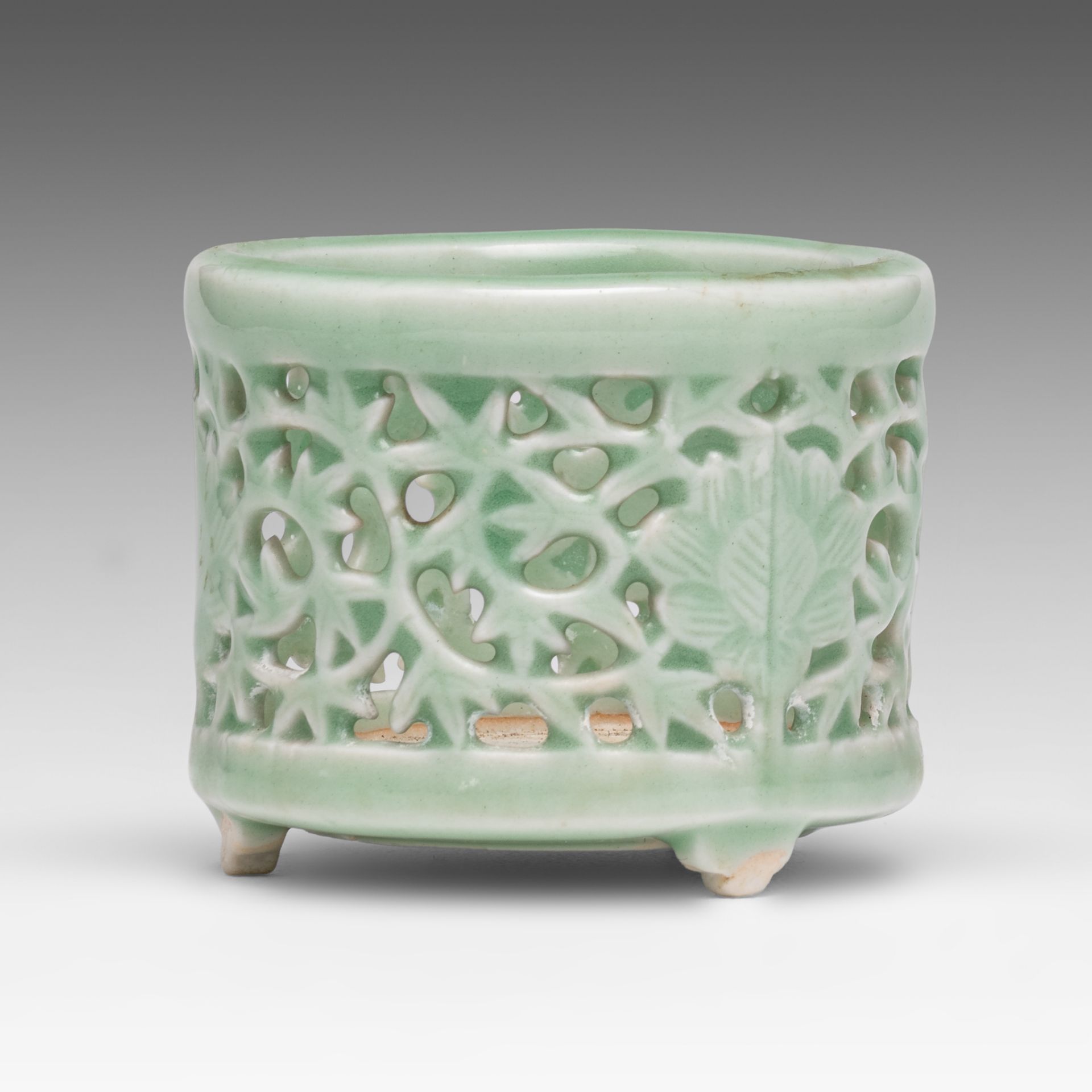 A Chinese celadon glazed reticulated 'Flower' tripod censer, H 6,2 cm - Bild 3 aus 7