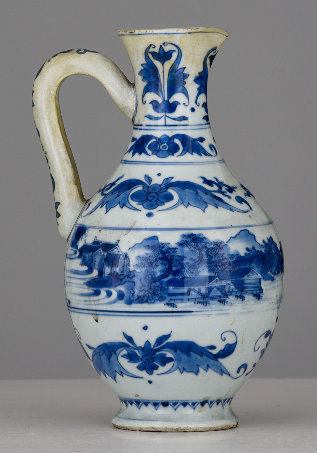 A Chinese blue and white jug, late 17thC/early 18thC, H 23,5 cm - Image 4 of 7