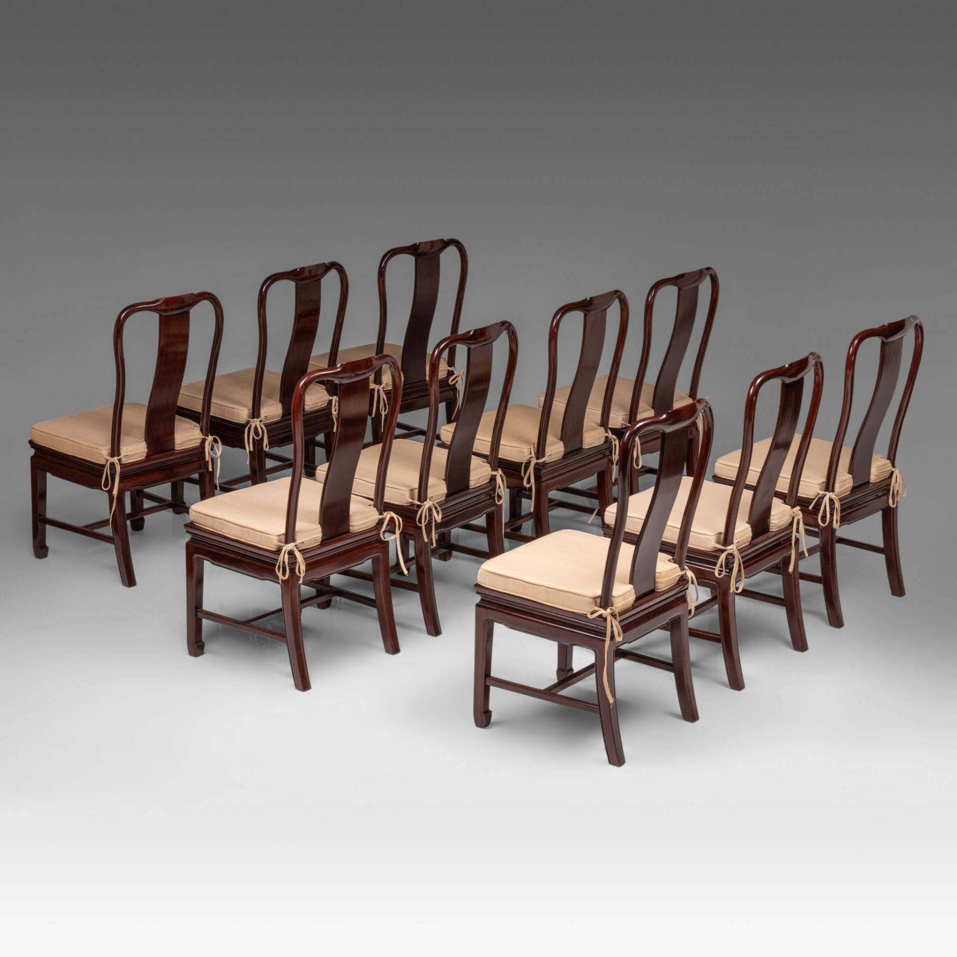 A Chinese rosewood dinner ensemble: dinner table (incl. extend) and ten chairs, 20thC, H 76 - 240 x - Bild 3 aus 18