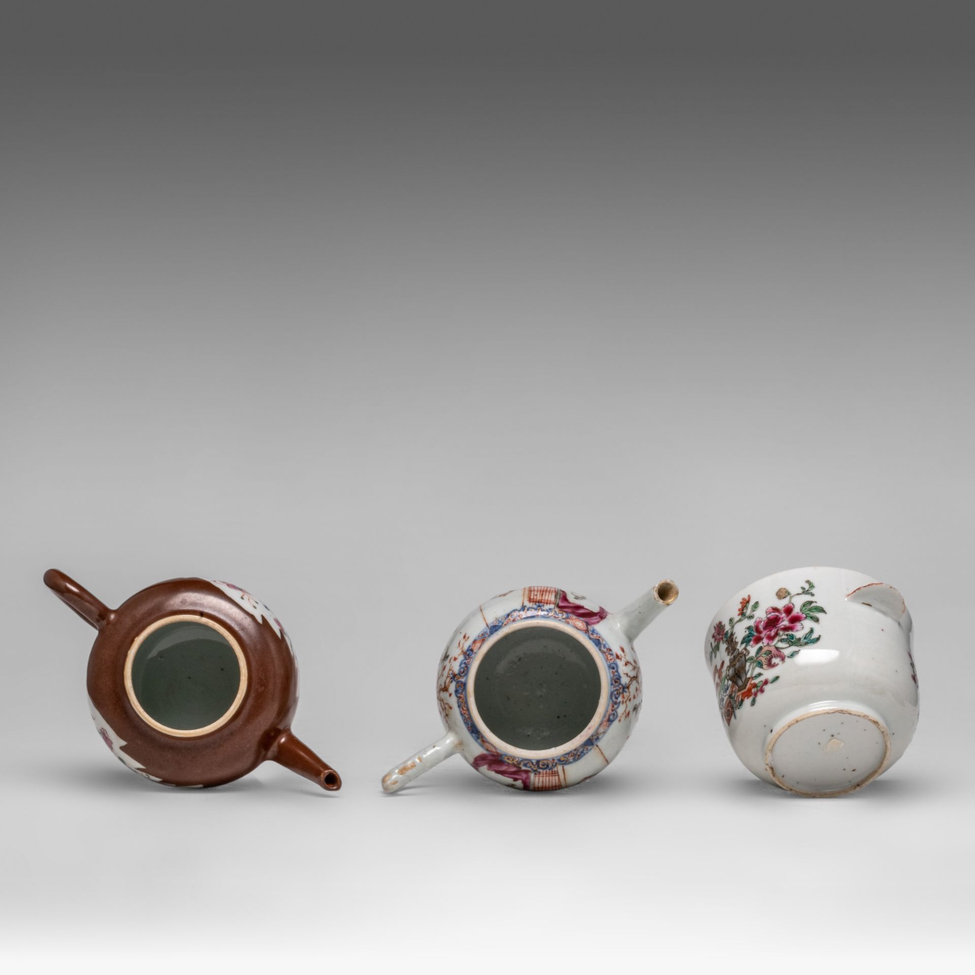 Two Chinese famille rose teapots and a sugar pot, Qianlong period, largest H 14,5 - L 18 cm - Bild 5 aus 8