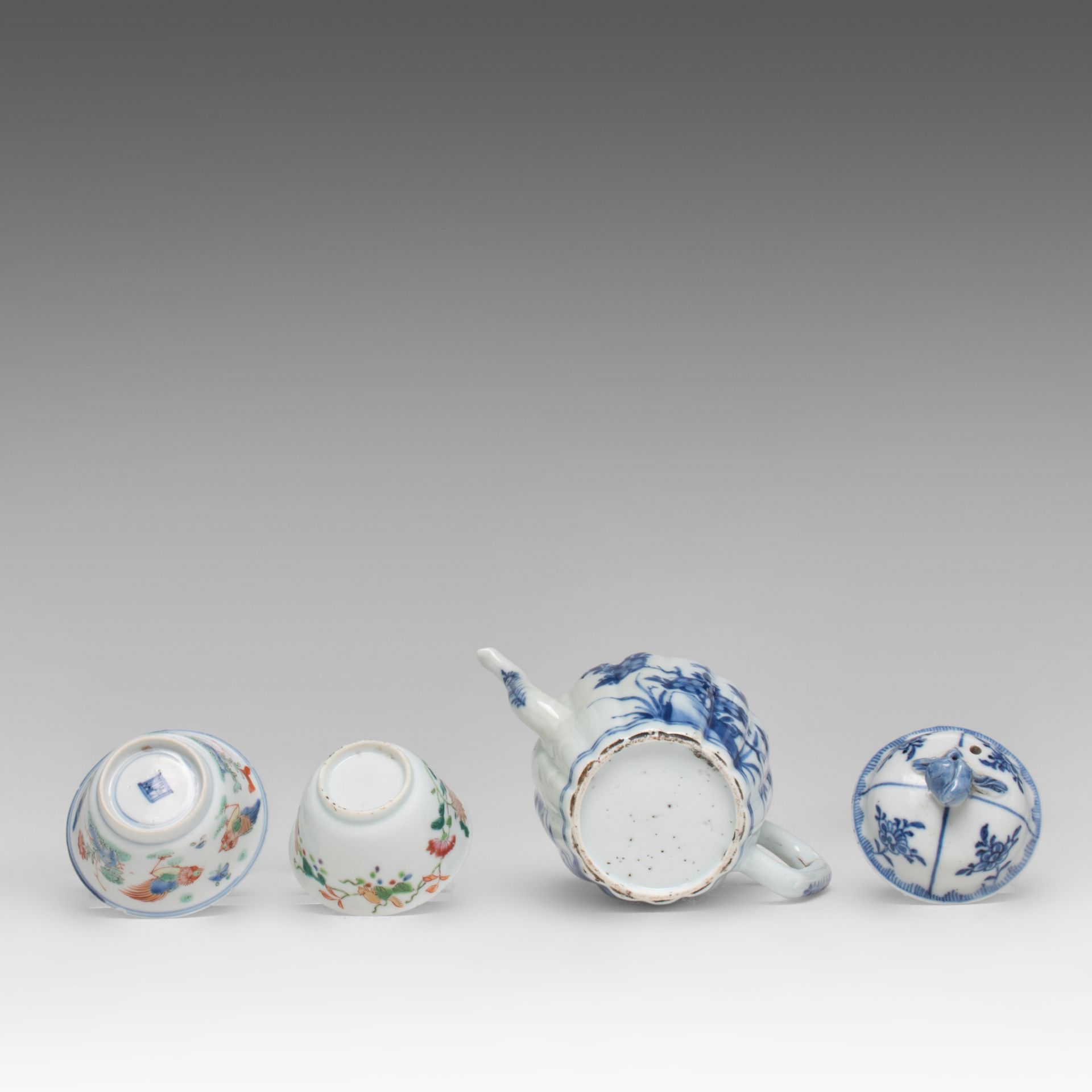 A small collection of Chinese tea ware, incl. a famille verte 'Cockerel' teacup, Yonghzeng/Qianlong - Bild 6 aus 6