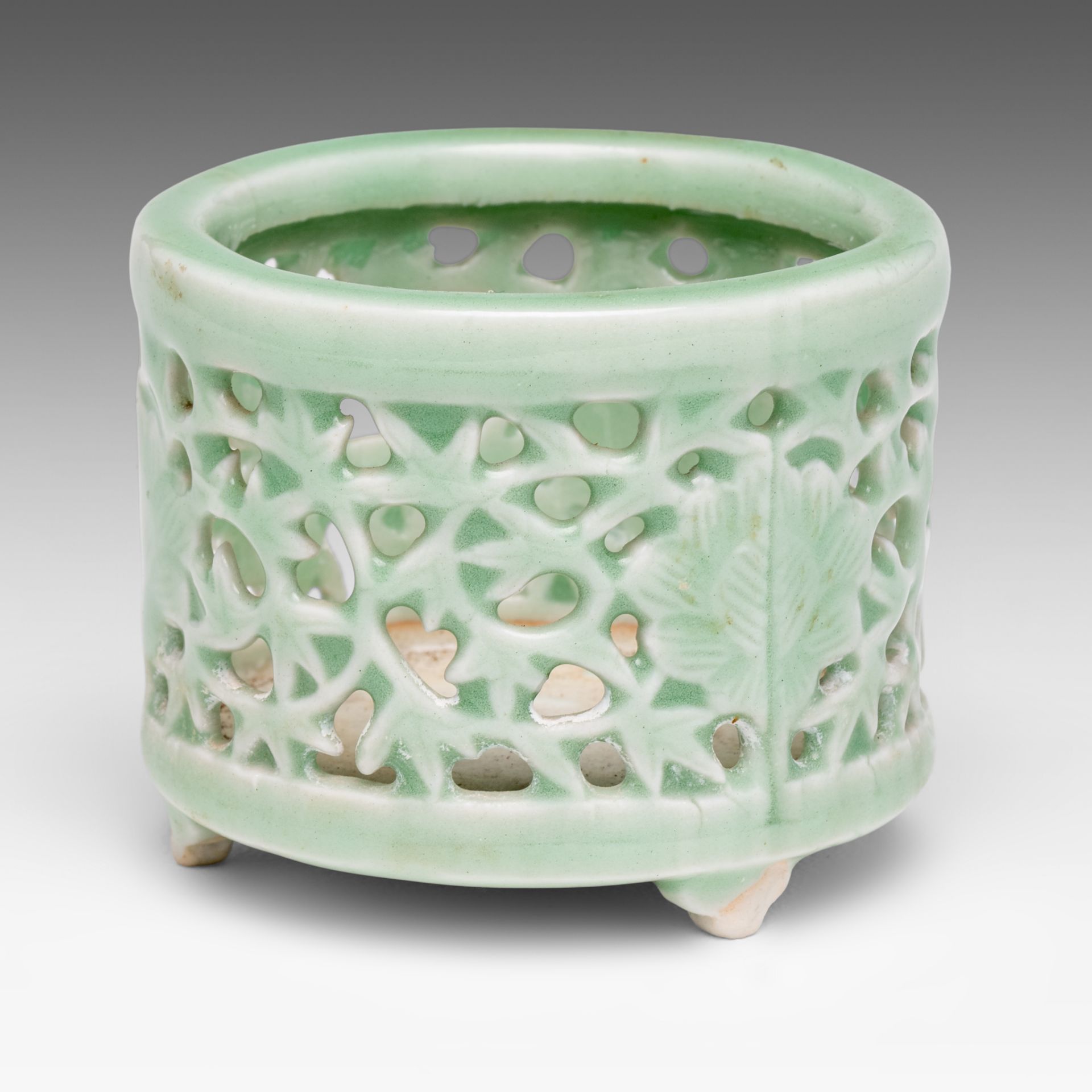 A Chinese celadon glazed reticulated 'Flower' tripod censer, H 6,2 cm
