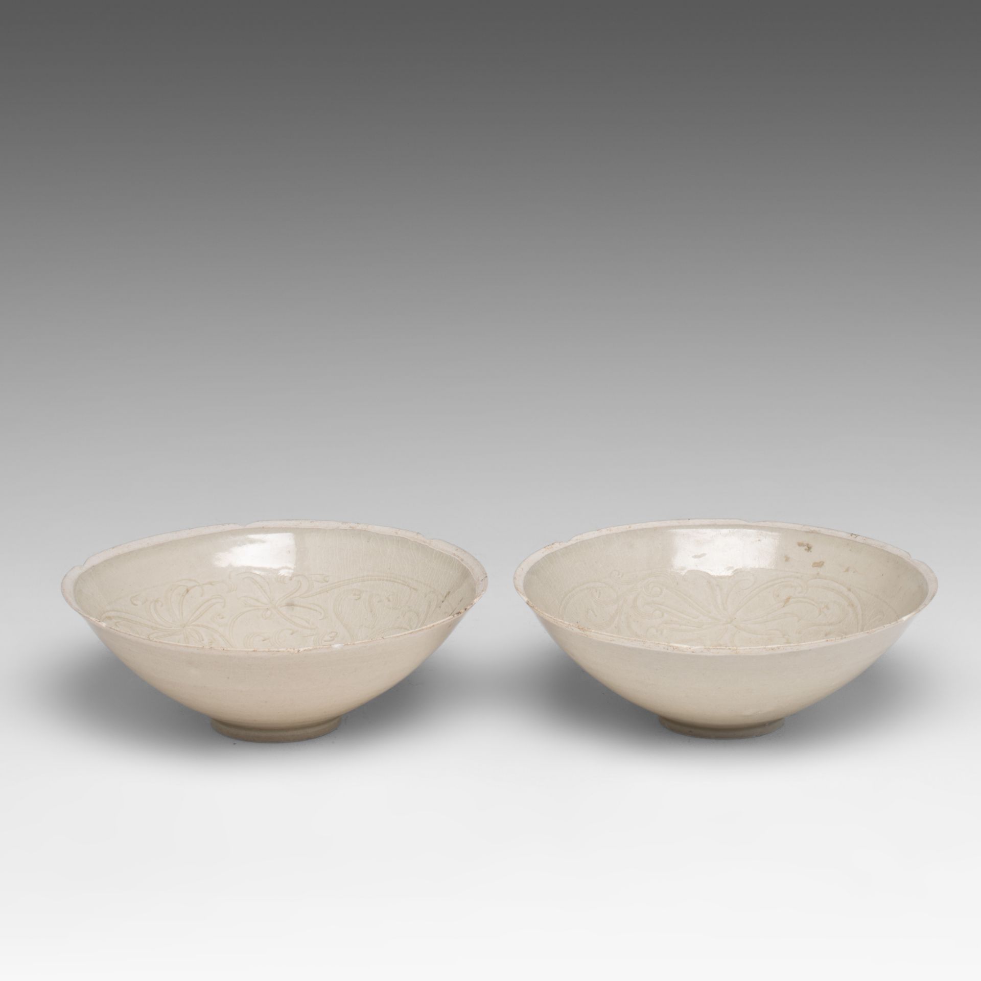 A pair of Chinese incised qingbai bowls, Song-Ming dynasty, dia 20 - H 7,3 cm - Image 3 of 8