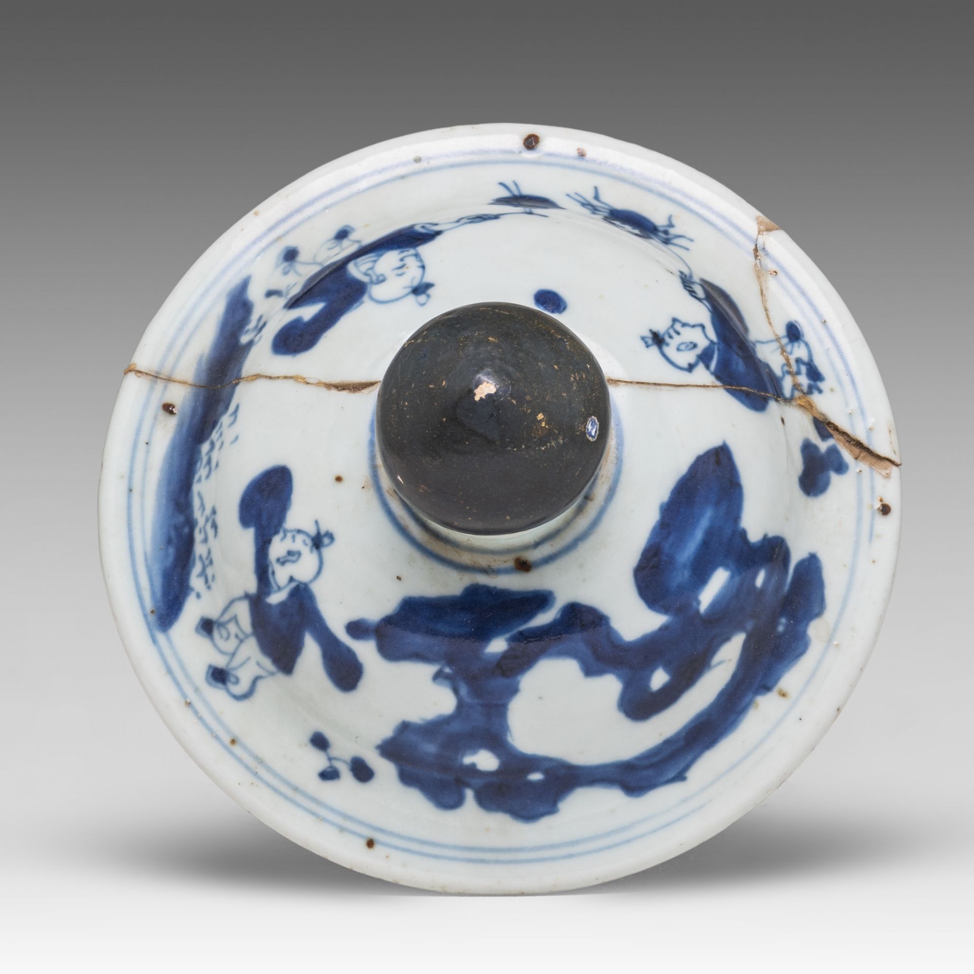A Chinese Ming style blue and white 'Long Elisa' baluster jar and cover, Transitional/ Chongzheng pe - Bild 7 aus 8