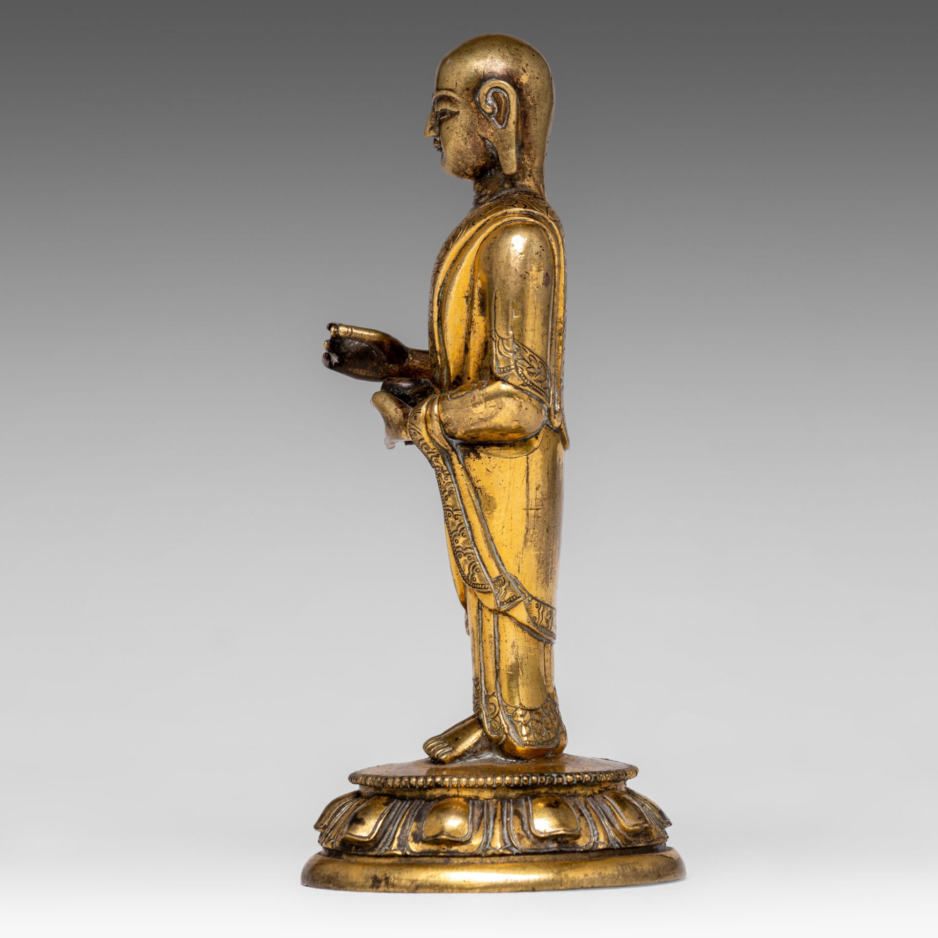 A Chinese-Tibetan gilt bronze figure of an Arhat, 18thC, H 15,5 cm - Bild 3 aus 7