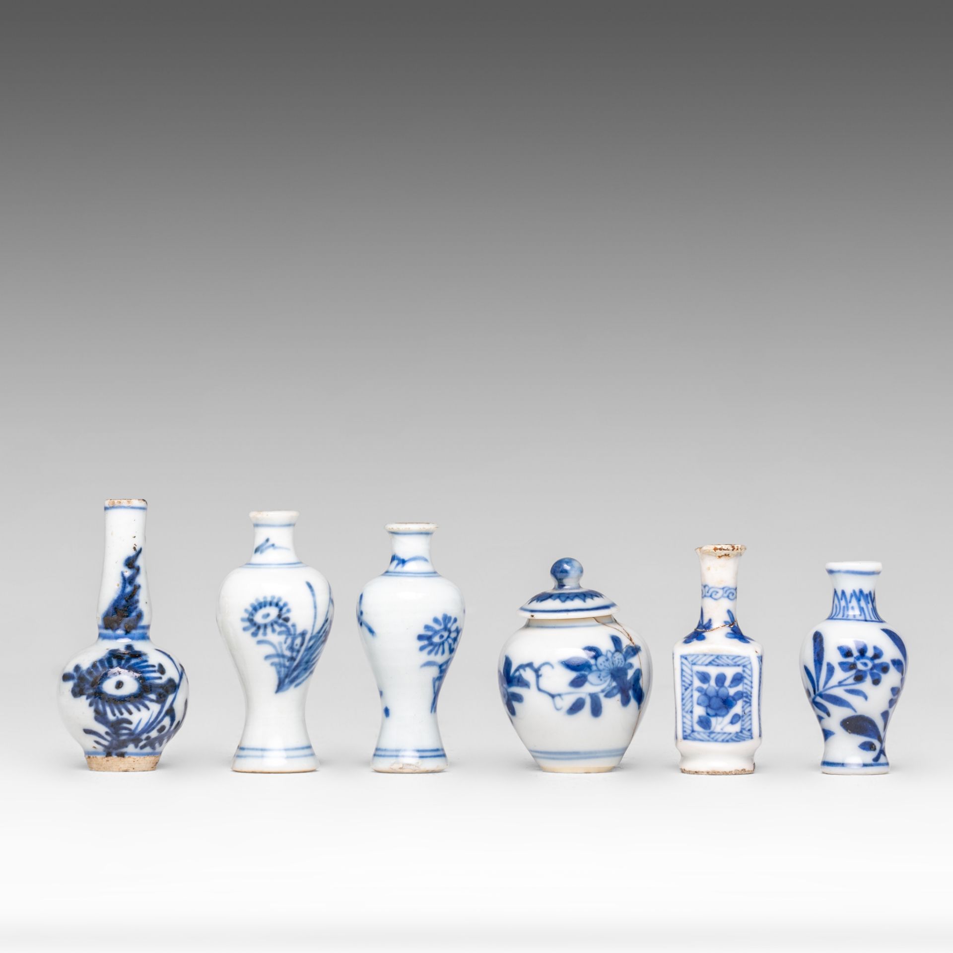 A collection of ten Chinese miniature vases, some Kangxi and some Qianlong period, tallest H 11 cm ( - Bild 11 aus 14