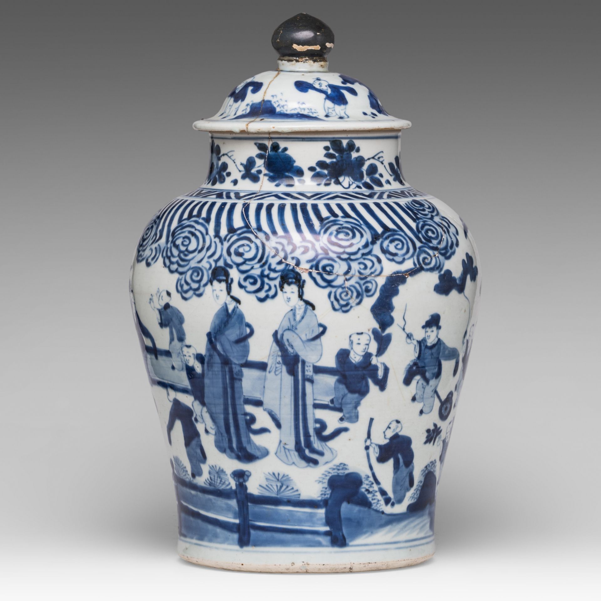 A Chinese Ming style blue and white 'Long Elisa' baluster jar and cover, Transitional/ Chongzheng pe - Bild 2 aus 8