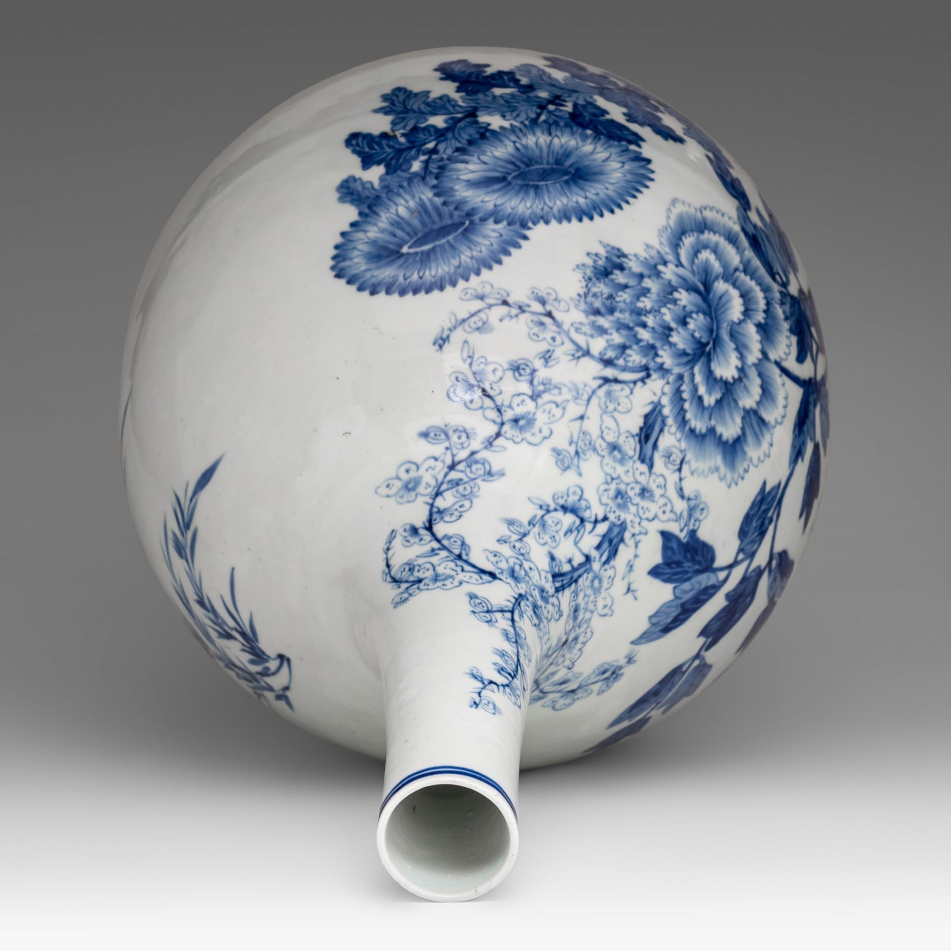A large and elegant Chinese blue and white 'Flower Garden' bottle vase, late Qing, H 47,5 cm - Bild 5 aus 6