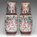 A pair of Chinese famille rose 'Battle scenes' Nanking vases, late 19thC, H 61,5 cm