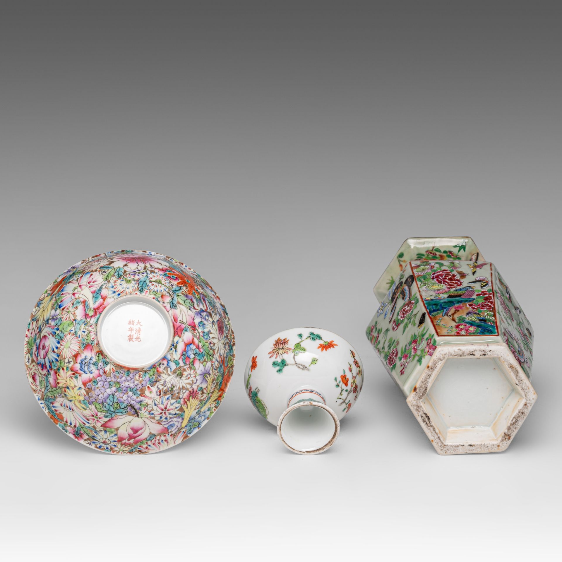 A collection of Chinese famille rose export porcelain ware and cloisonne ware, 19thC and 20thC, tall - Image 7 of 12