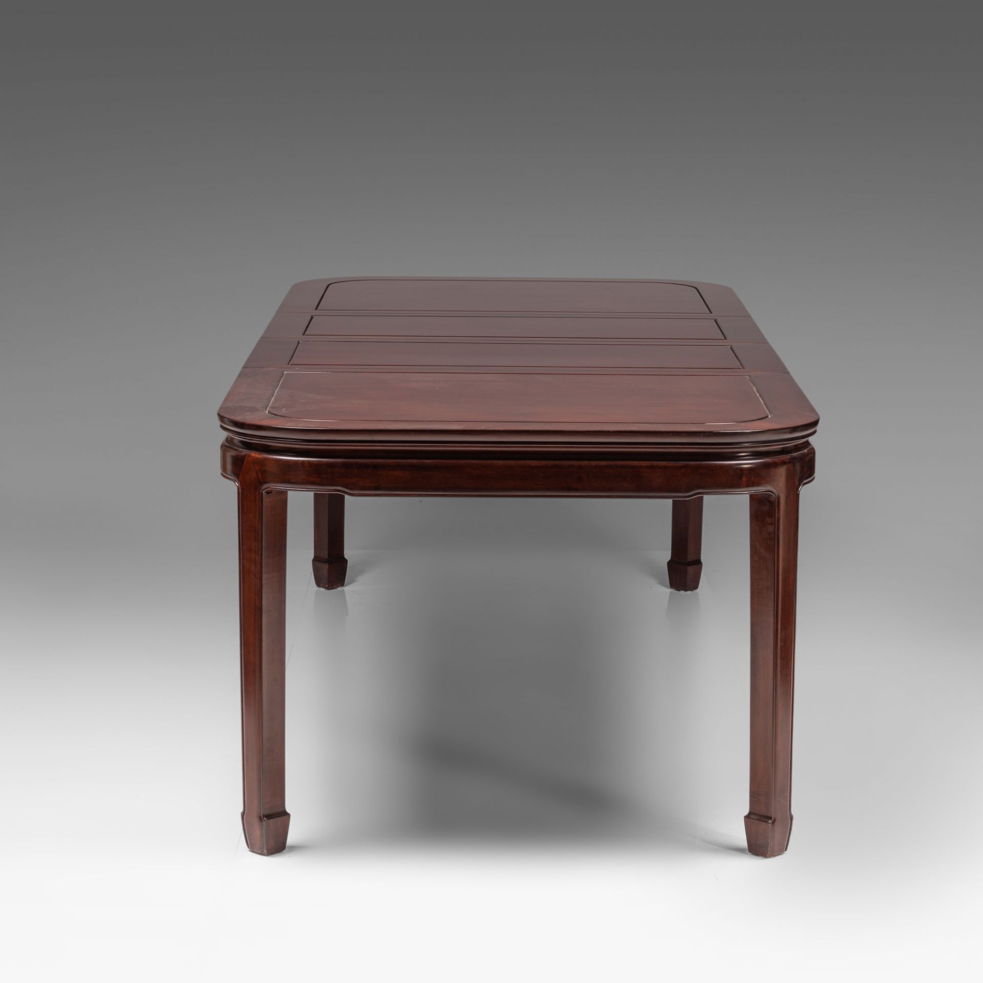 A Chinese rosewood dinner ensemble: dinner table (incl. extend) and ten chairs, 20thC, H 76 - 240 x - Bild 9 aus 18