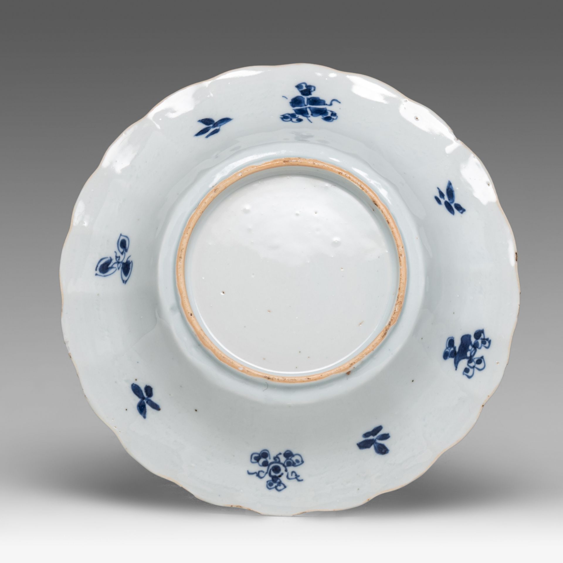 A series of three Chinese blue and white 'Crab and fish' deep dishes, Kangxi period, dia 20 cm - add - Bild 7 aus 7