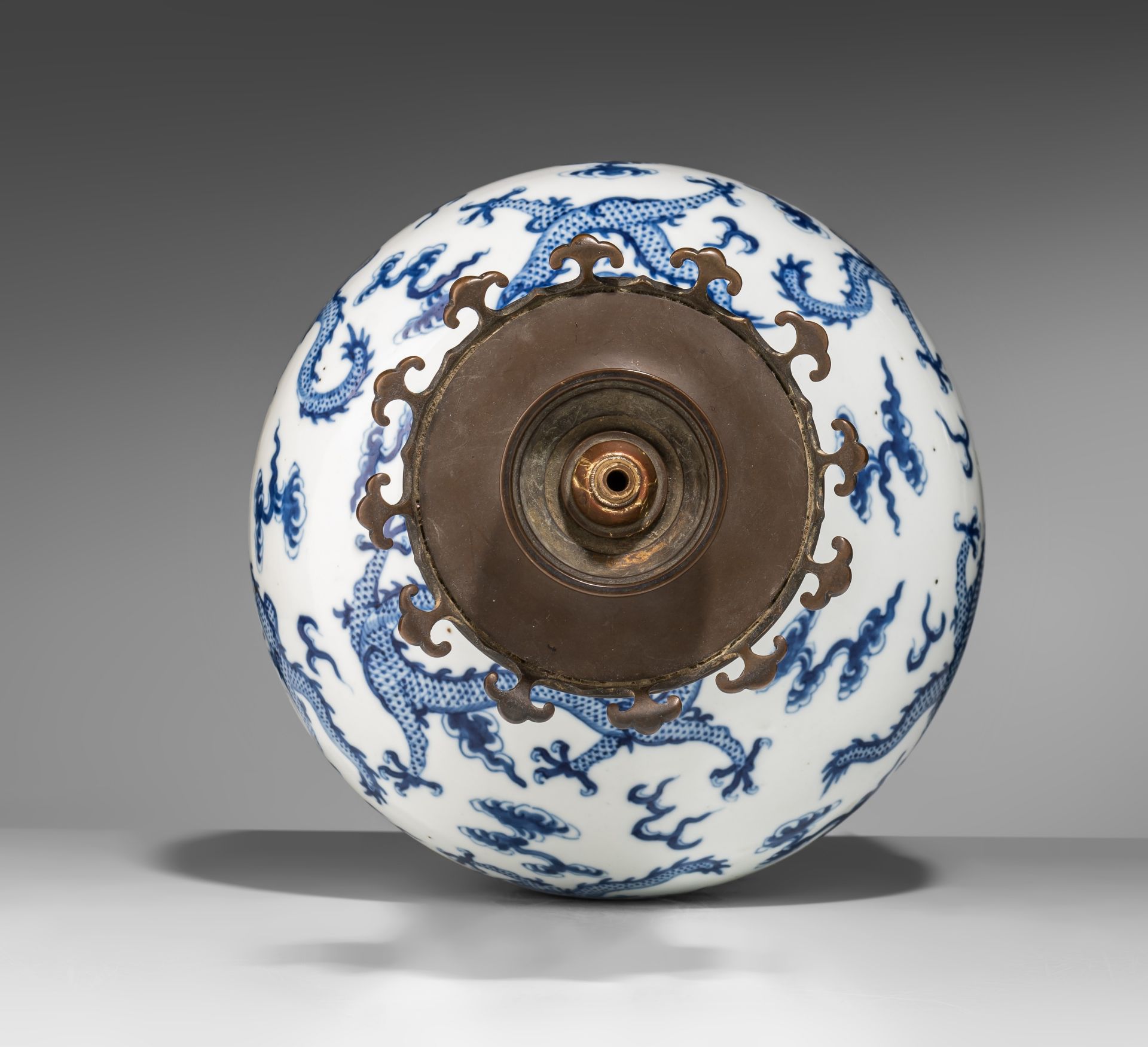 A Chinese blue and white 'Dragons' bottle vase, Guangxu period, Total H 47,5 cm - Bild 6 aus 7