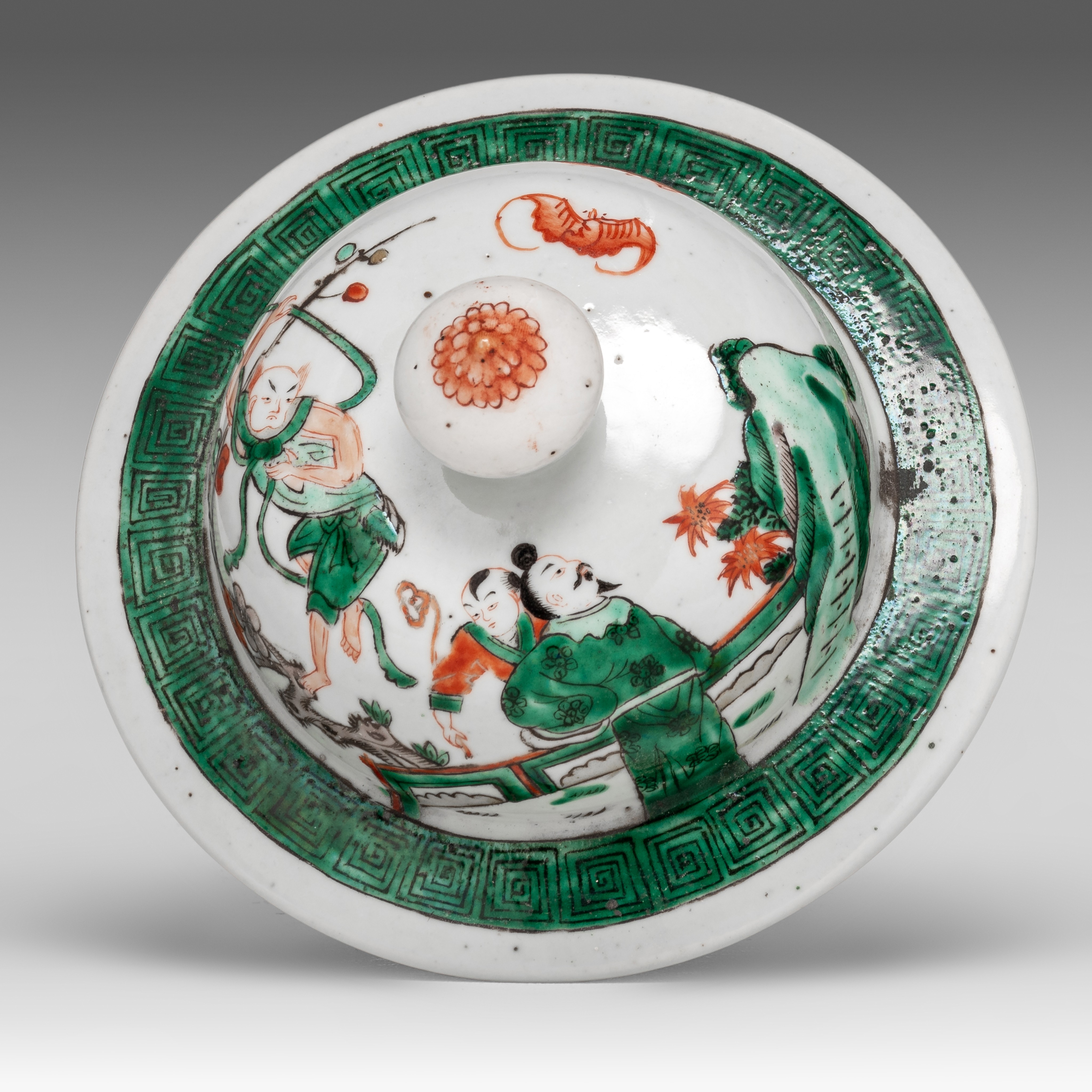 A Chinese famille verte 'Immortals' baluster vase and cover, Republic period, H 43,5 cm - Image 7 of 8