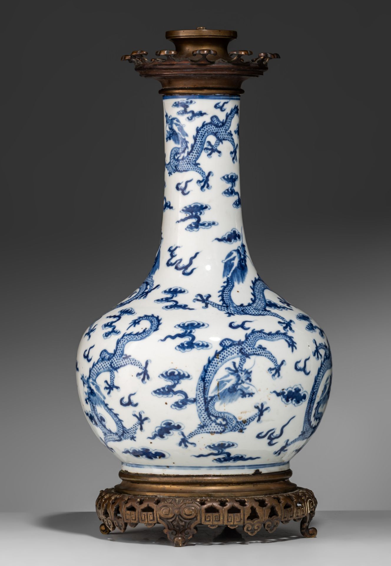 A Chinese blue and white 'Dragons' bottle vase, Guangxu period, Total H 47,5 cm - Bild 3 aus 7