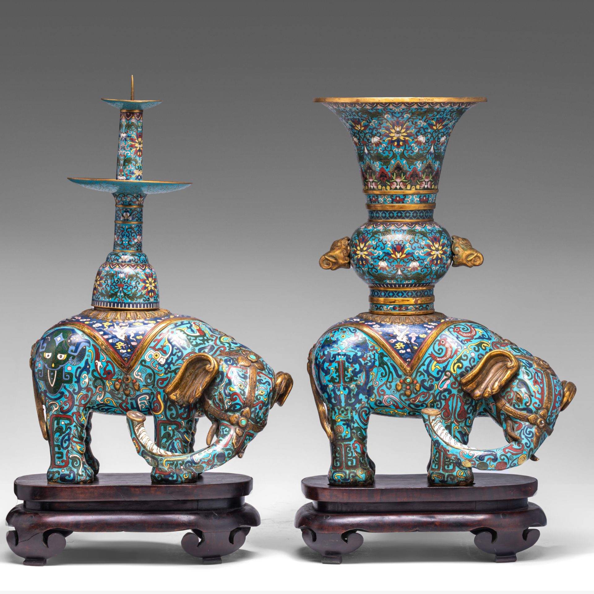 A Chinese five-piece semi-precious stone inlaid cloisonne garniture, late Qing, tallest H 57,5 - W 4 - Bild 11 aus 22