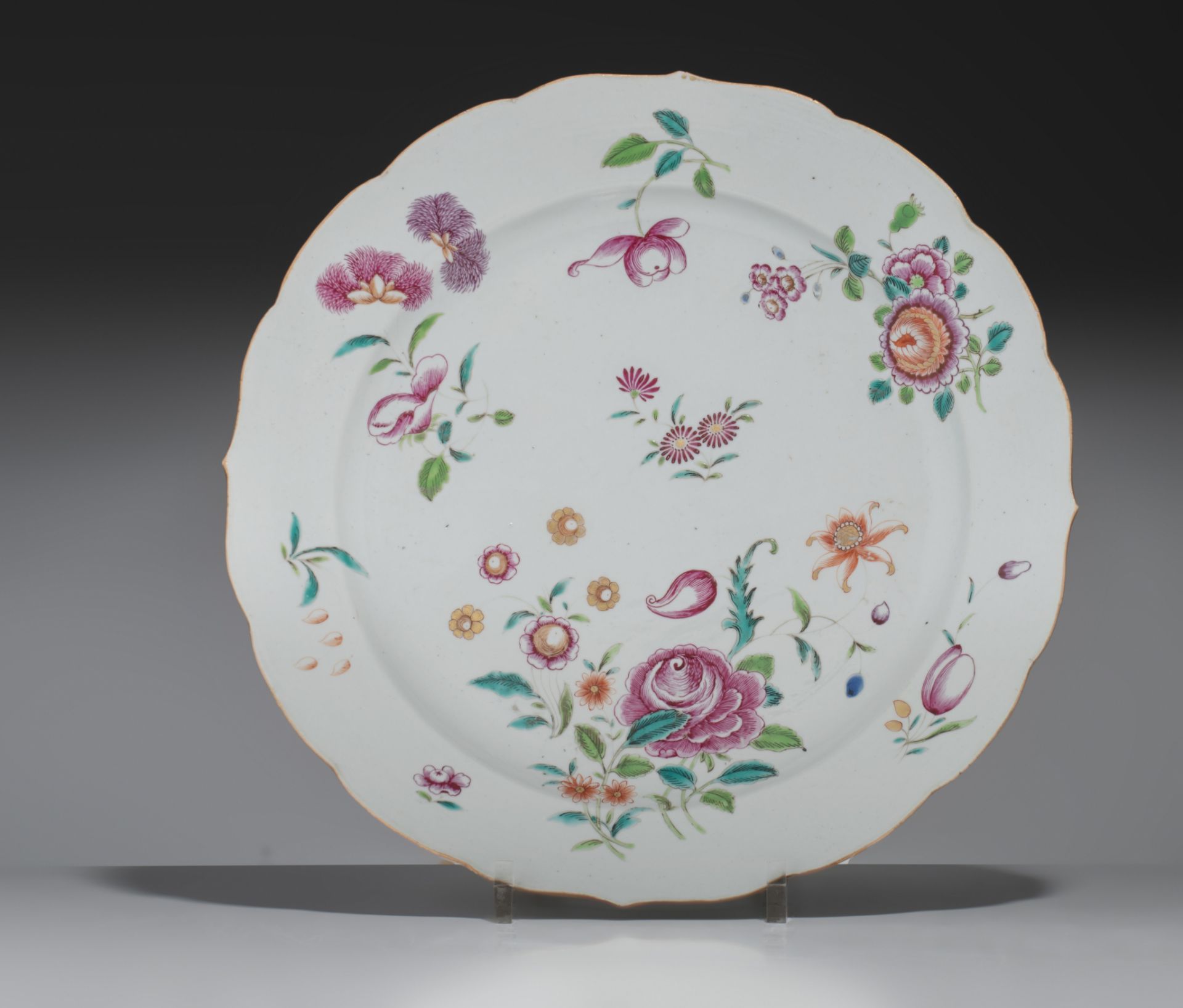 Three Chinese famille rose 'Deutsche Blumen' foliate-shaped export porcelain chargers, 18thC, dia 34 - Bild 2 aus 7