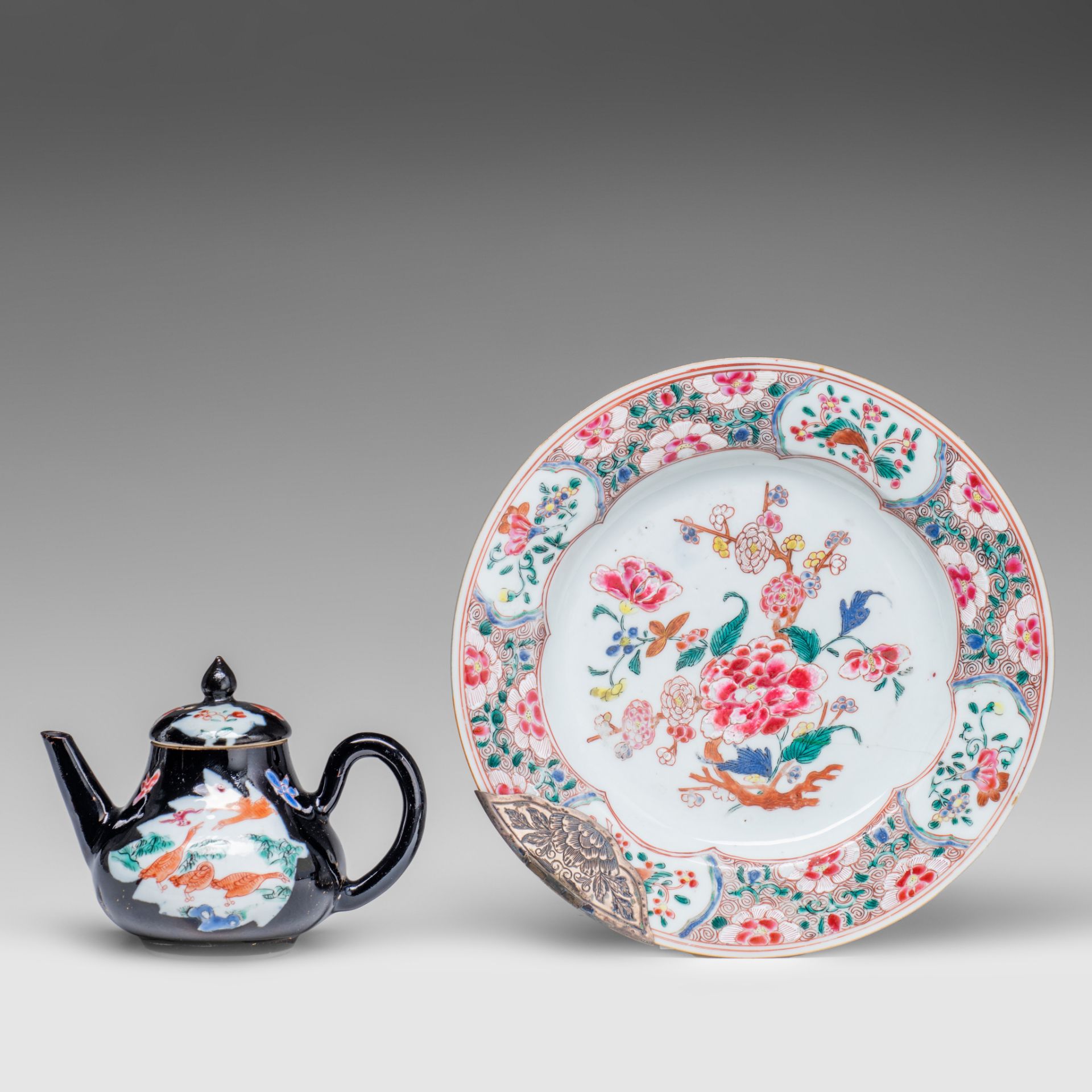 Two Chinese famille rose export porcelain dishes, with silver mounts, Qianlong period, dia 22,3 - 23 - Bild 2 aus 12