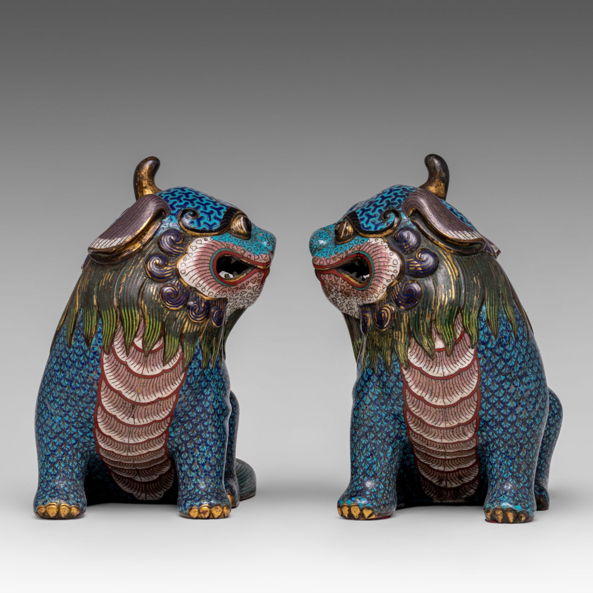 A pair of Chinese cloisonne enamelled figures of a Qilin, late Qing, L 20 - H 21 cm - Weight g - Image 3 of 7