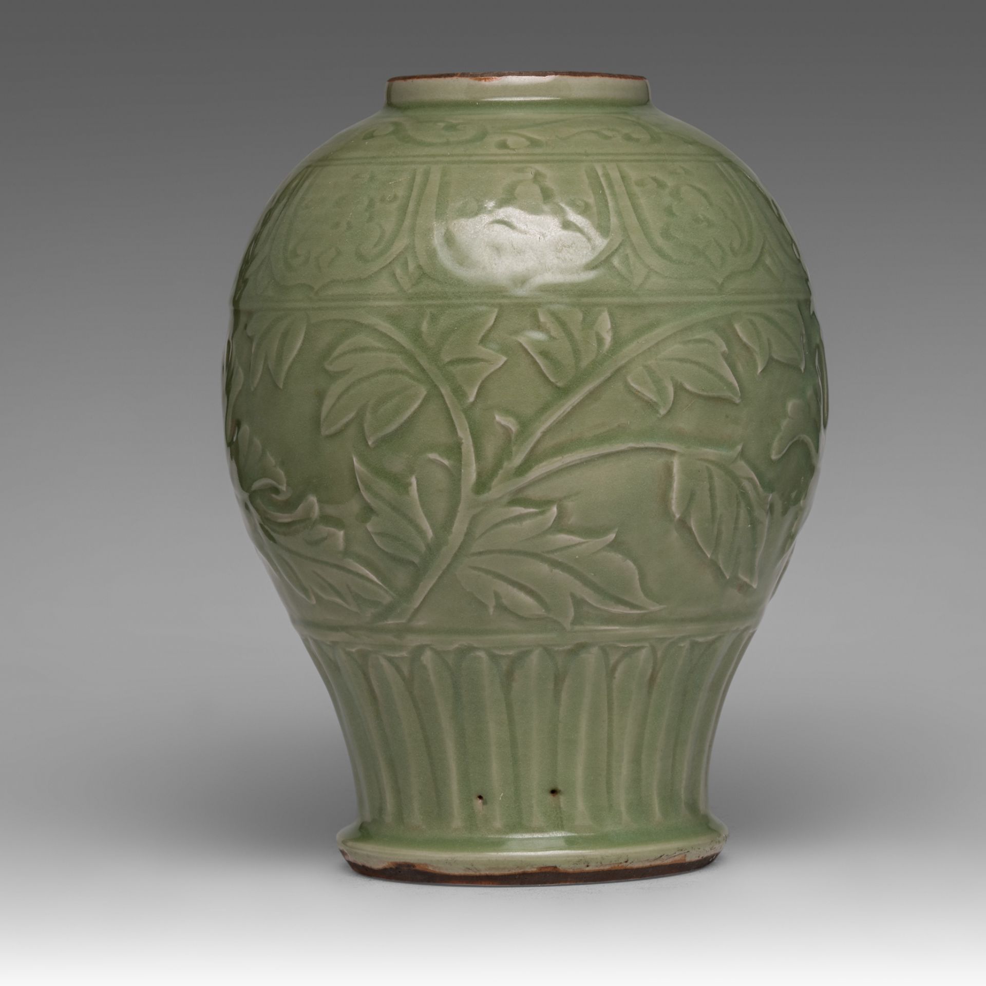 A Chinese carved Longquan celadon 'Peony' jar, Ming dynasty, H 32,5 cm - Bild 4 aus 6