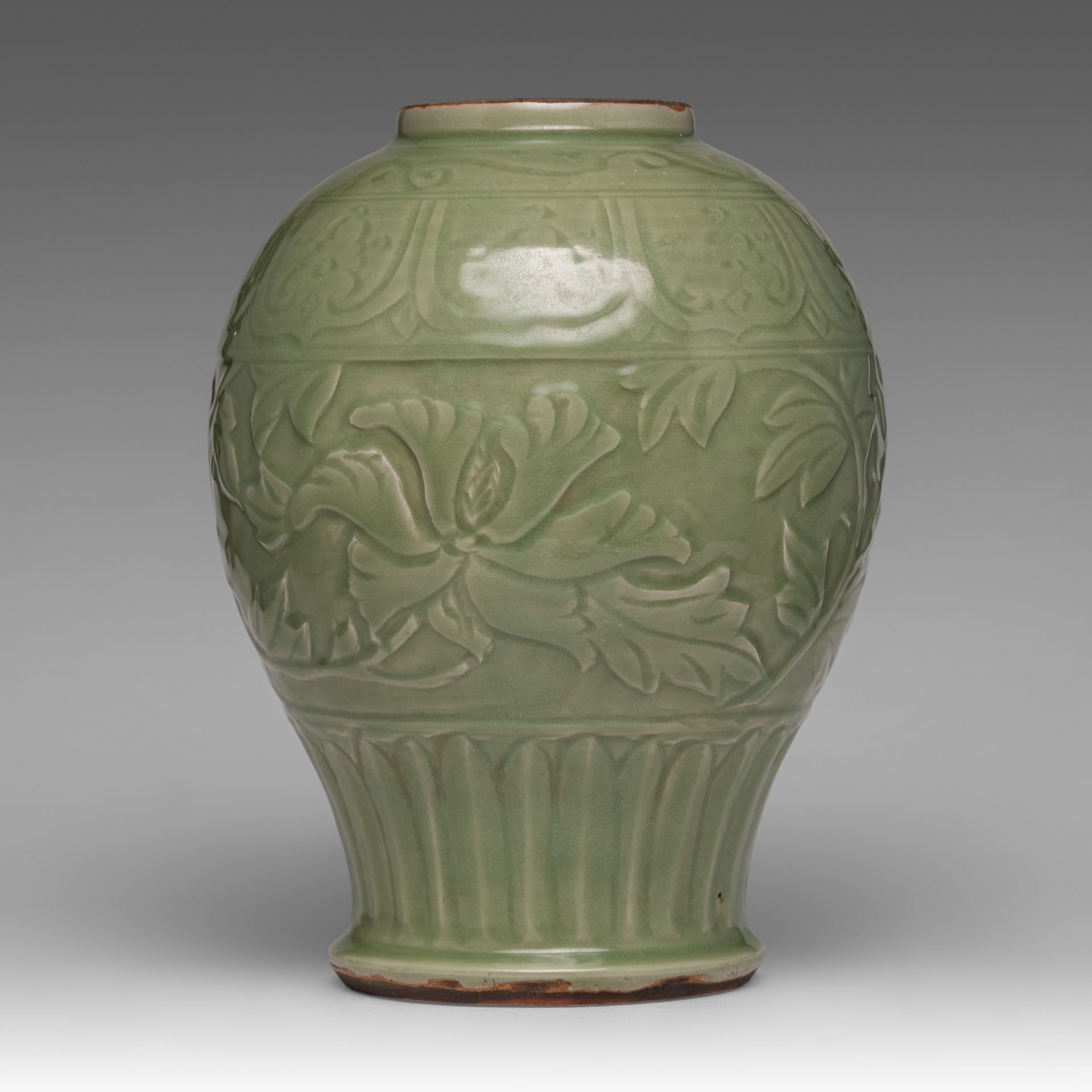 A Chinese carved Longquan celadon 'Peony' jar, Ming dynasty, H 32,5 cm - Bild 3 aus 6