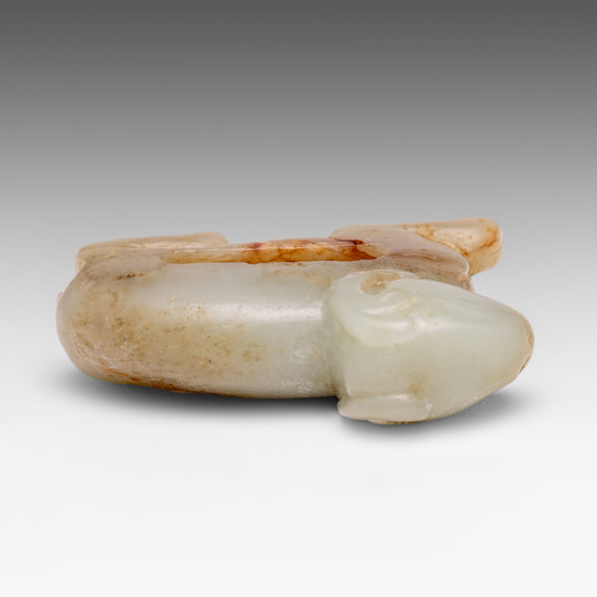 A Chinese mottled jade carving of a ram, H 4,8 - L 6,7 cm - Image 7 of 8