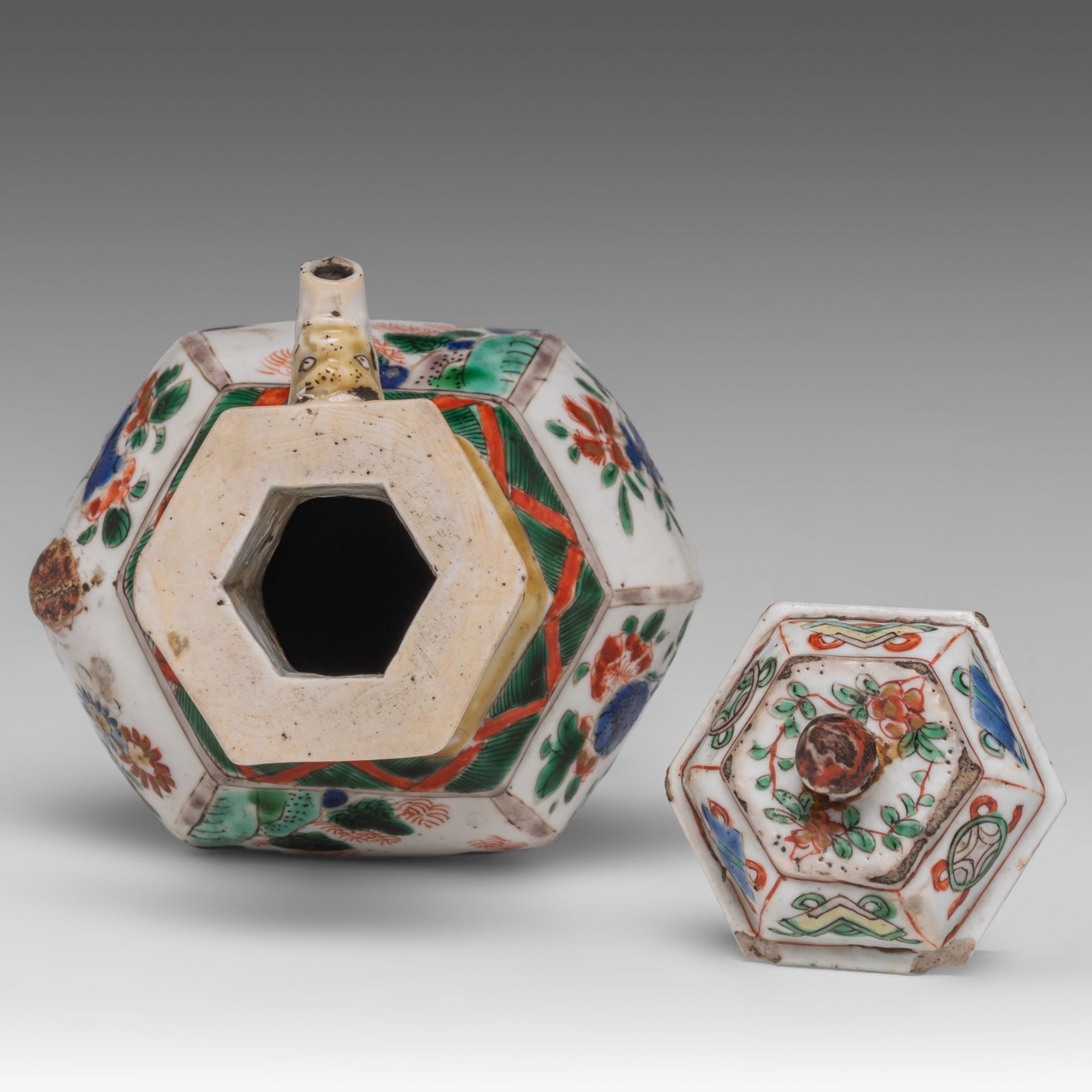 A Chinese famille verte hexagonal puzzle jug or ewer, Kangxi period, H 23,5 cm - Image 6 of 7