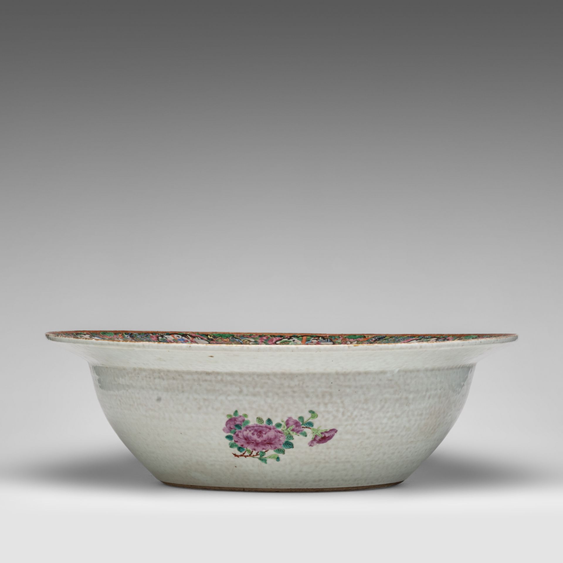 A Chinese Canton famille rose basin bowl, 19thC, dia 47 - H 14,5 cm - Bild 9 aus 9