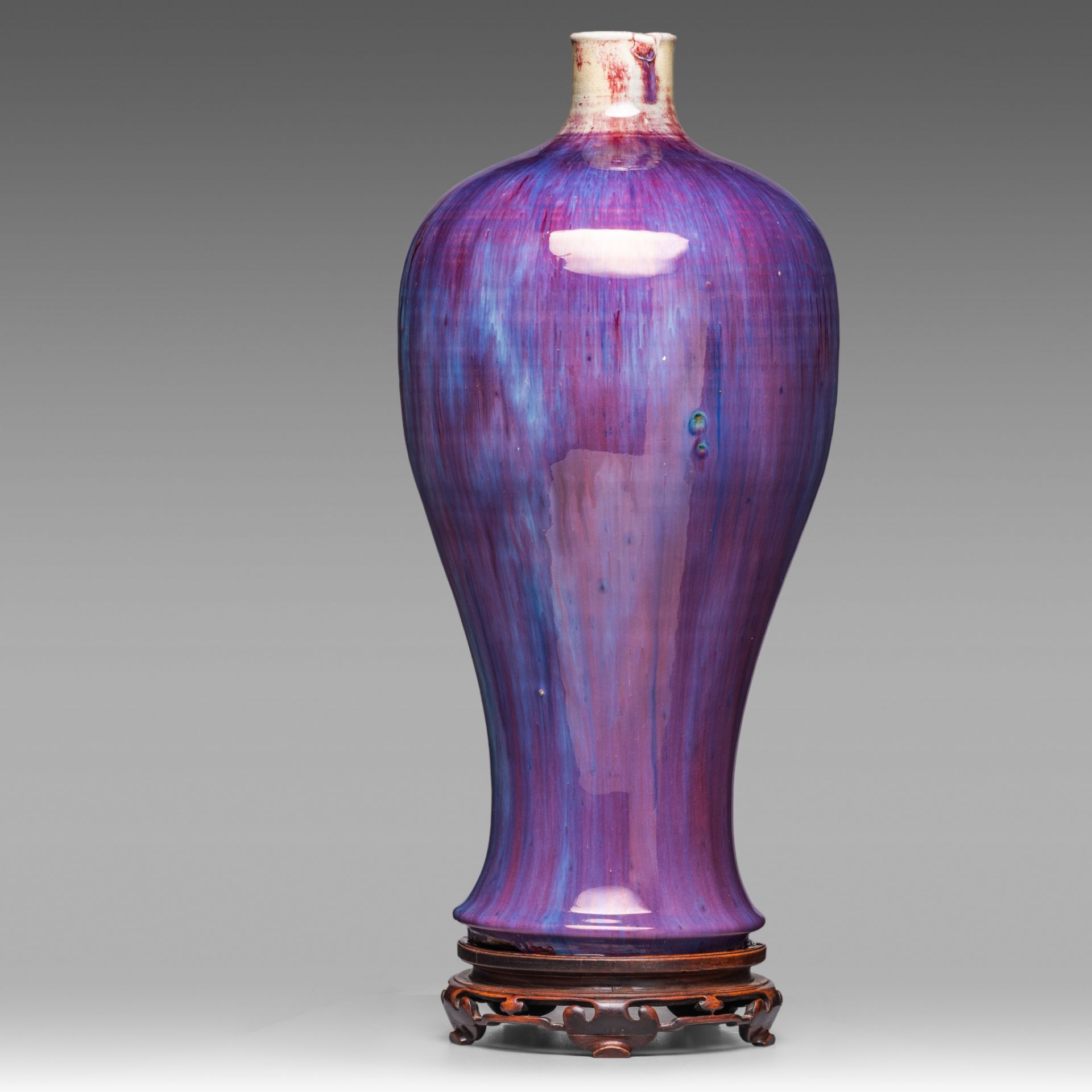 A tall Chinese flambe-glazed meiping vase, fixed on a wooden base, H 49,5 cm - Bild 4 aus 5