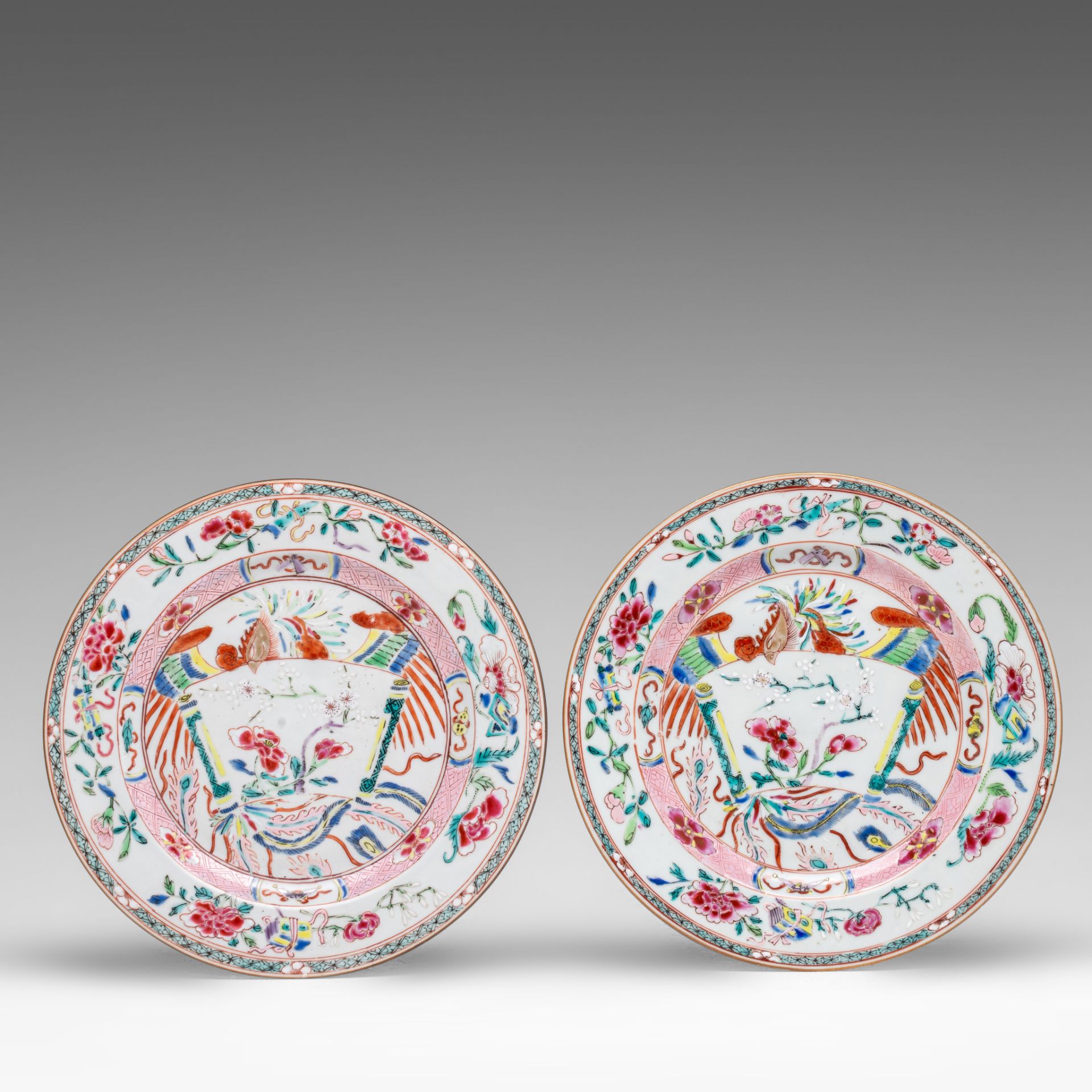A unique series of five Chinese famille rose 'Phoenix holding a scroll' dishes, Qianlong period, dia - Bild 2 aus 7